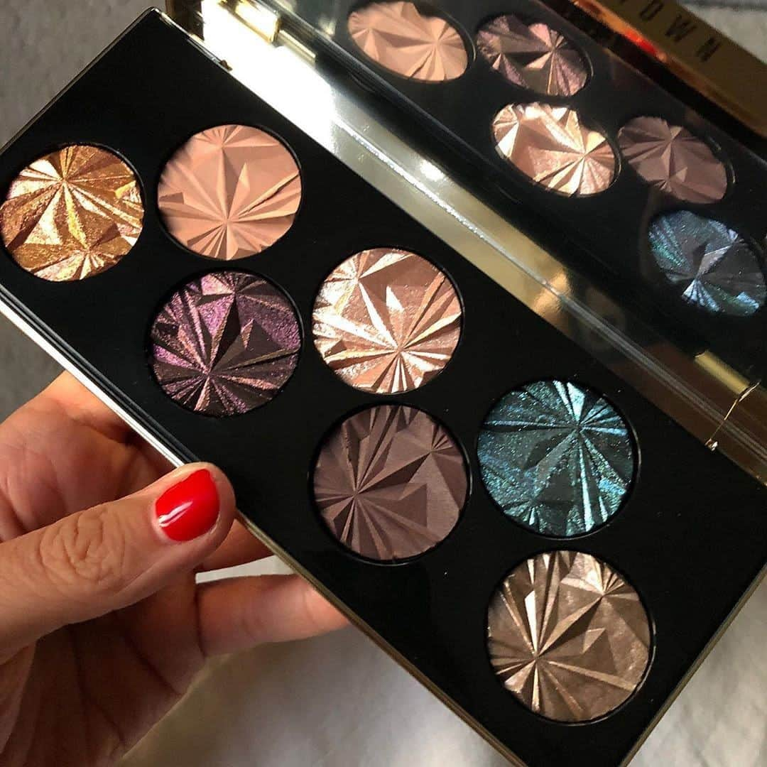 ボビイブラウンさんのインスタグラム写真 - (ボビイブラウンInstagram)「How do you shine? Pro Tip: Give eyes a multidimensional metallic effect with a light tone on your lid and tracing your crease in a deeper, jewel chromatic shade. Blend and go.  @BBpro_HollieOlivia Uses: Luxe Gems Eye Shadow Palette available @nordstrom  #bobbibrown #eyeshadow #makeuptips #beautytrends #holidaybeauty #shimmereyeshadow #smokeyeye #simplesmokeyeye #metalliceyeshadow #metallic #goldeneyes #goldeyeshadow #goldeye #jeweltones」11月23日 7時00分 - bobbibrown