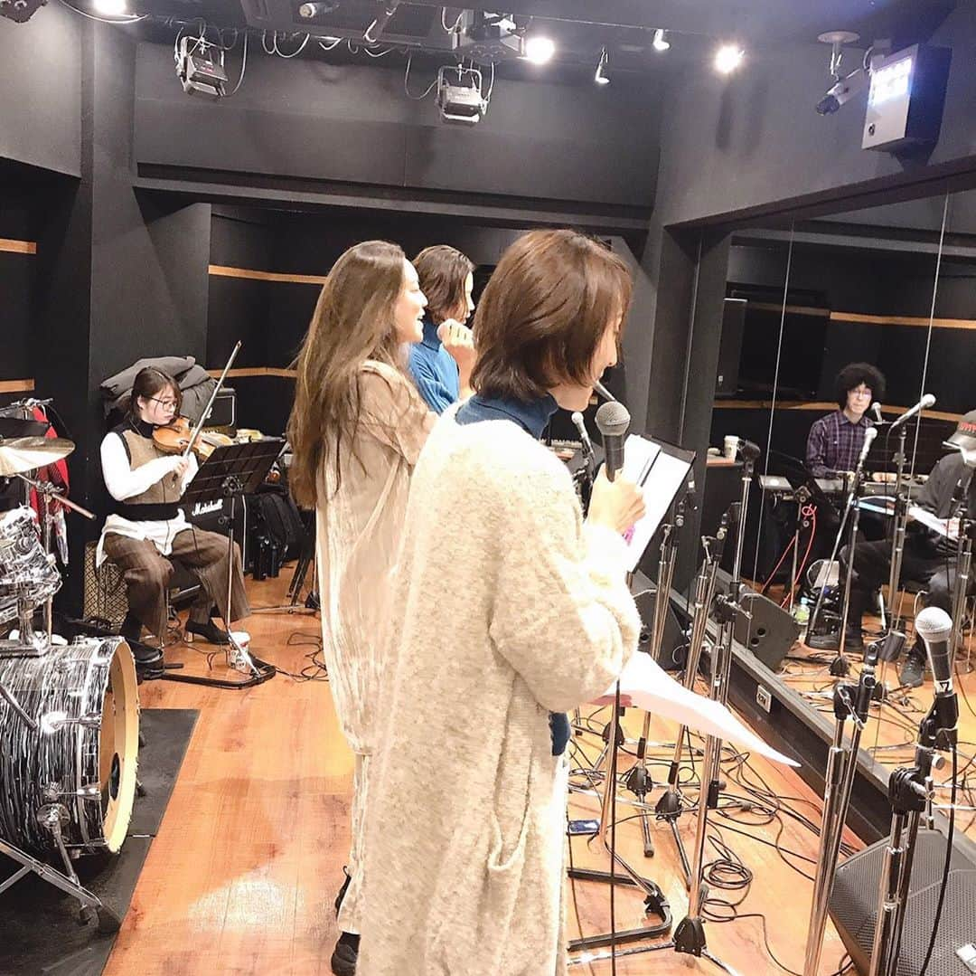 和央ようかさんのインスタグラム写真 - (和央ようかInstagram)「Band rehearsal for Living Room Musical🎤🎹🎸🥁🎺 リビングルームミュージカルのバンドリハに🎸🎹🥁🎺🎤私は初めてちらっと参加させて頂きましたが、皆様は熱くもうできあがってる😍✨もう初日迎える準備万全みたい😊アーティストの皆様のそれぞれの個性が本当に素敵です😊愛する宝塚の下級生達もいて心強い😊よし、私も💪 27日楽しみ😍❤️ #livingroomcafe #takakoworldstylin🌎 #yokawao#和央ようか #宝塚 #og #takarazuka #livingroommusical  #maru san  #加藤潤一 さん #木村花代 さん #十輝いりす さん #妃白ゆあ さん #岡本悠紀 さん #澄輝さやと さん #雷太 さん @hirokookamoto.jp  @livingroomcafeanddining」11月23日 7時22分 - yokawao0215