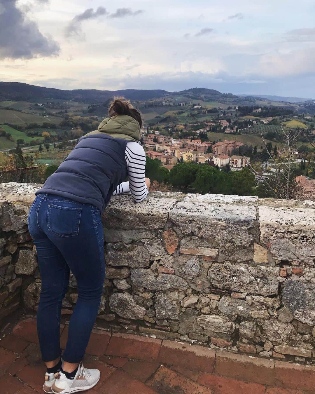 ヴィッキー・ハーストのインスタグラム：「First time to Italy and it exceeded my expectations! 🇮🇹 This little town was pretty spectacular. I recommend you go if you visit this beautiful country! San Gimignano 🌳 #sangimignano #italy #vacation」