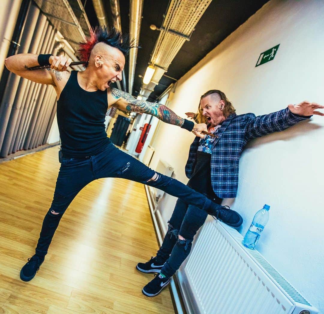 Stone Sourさんのインスタグラム写真 - (Stone SourInstagram)「Yeah, cut right into me... #MadeOfScars」11月23日 7時31分 - stonesour