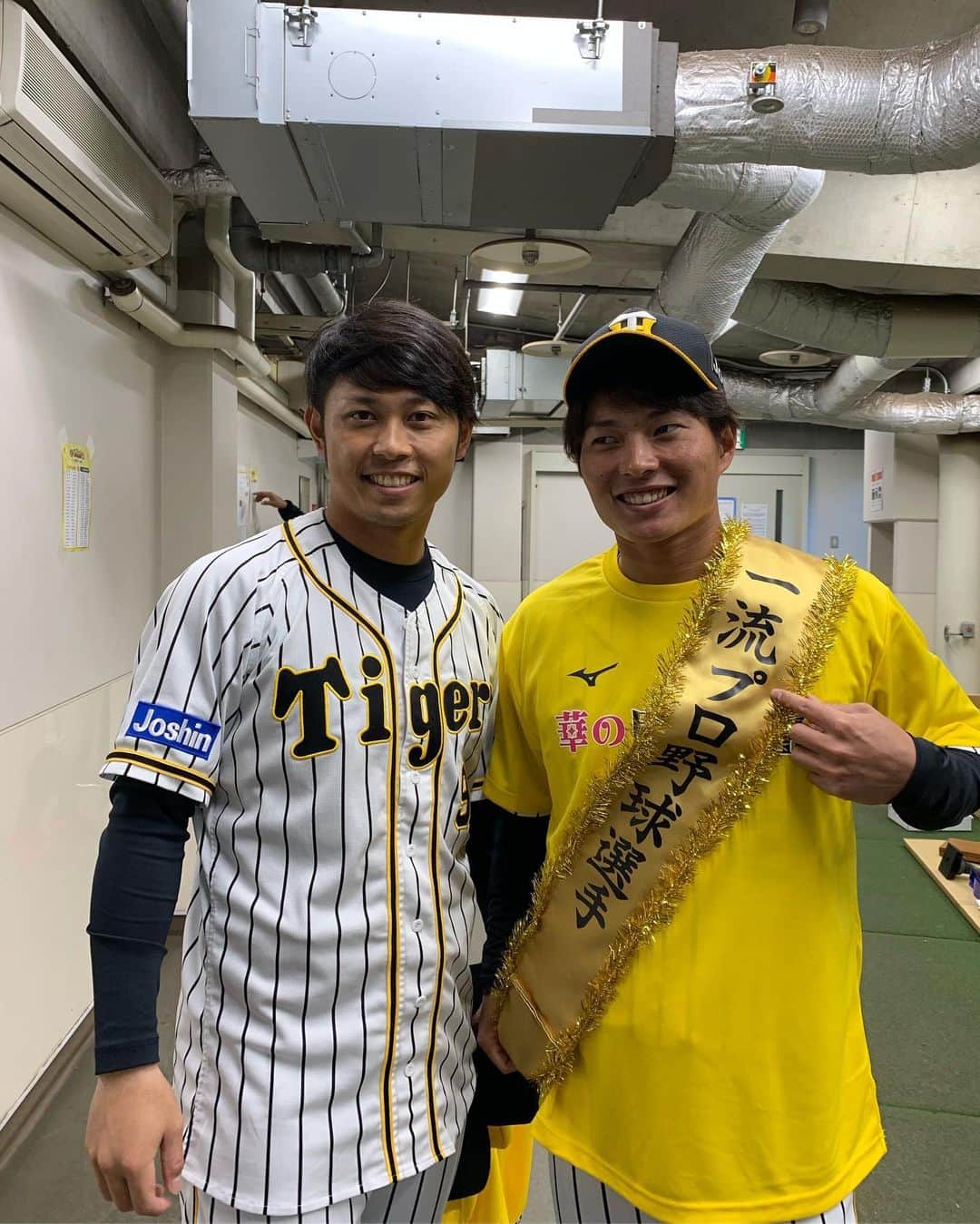 高山俊のインスタグラム：「タイガースファンの皆さん、一年間応援ありがとうございました。 今日のファン感謝デーが終わり、やっと一年間が終わったかなと思います。 今年は本当にたくさん応援をしてもらったなと思うシーズンでした。 去年までは酷い成績だったので自然と聞こえる声に耳を塞いでいました。 でも今年は、矢野さんのチームカラーでもありますが、ファンの声援に応えようとしたシーズンでした。 ファームから始まった今シーズン。 応援のおかげで一軍で試合が出来るところまで押し上げてもらいました。 少しでも球場やテレビでプレーする姿を見せられて良かったと思います。 去年はオフのイベントも全て断ってしまいましたが今年は少しでも姿を見せれるように声をいただいたイベントは極力出る予定です！ （青柳と二人で出るイベントがあるらしい。） また明日からも練習頑張ります！応援よろしくお願いします！」