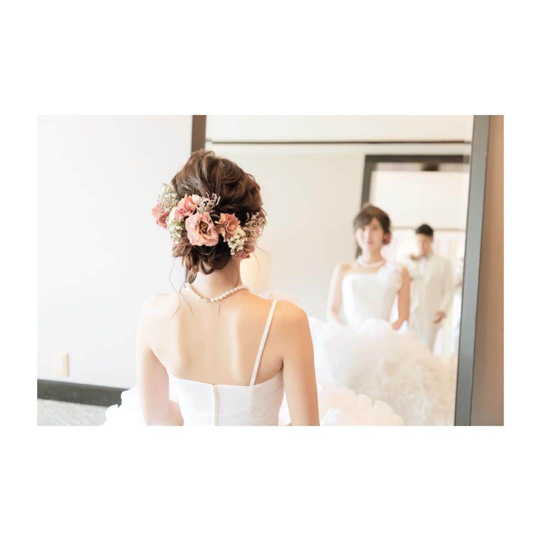大崎みらいのインスタグラム：「、 #ちゃんみらwedding 、 さて！ これから披露宴！ 髪型はほぼ変えず、 お花だけ足してもらいました！ ブーケは変えたので、 そのブーケと同じような アンティークな色合いのお花で、 アジサイや紫のかすみ草、 薄紫のバラなどなど、、、 、 このアンティークの色合いは ずっとやりたかったかつ 私の好みどストライクで🥰💕 お気に入りすぎる〜 、 当日ずっとアテンドしてくださった ヘアメイクさんとは めちゃくちゃ仲良くなるよね〜笑 ほんとナイスアシストが終始。笑 髪の毛もメイクも ニュアンスでバッチリ汲み取ってくれて 完璧でした！ ほんとうにありがとう🥰 、 披露宴入場前！ いい披露宴にするぞーっ！ おーっ！ 、 最後の写真は 大好きなお友達がとってくれた お気に入りのいちまい🥰 すてき🥰 、 、 、 、 #happy #wedding #結婚式 #卒花嫁 #卒花嫁レポ #結婚 #挙式 #ウェディングフォト  #ウェディングドレス  #ヘアアレンジ #ウェディングヘア  #ブーケ #love #ウェディングブーケ #品川 #thelandmarksquaretokyo  #ランドマークスクエア東京 #花嫁 #友達 #friends #結婚式レポ 、」