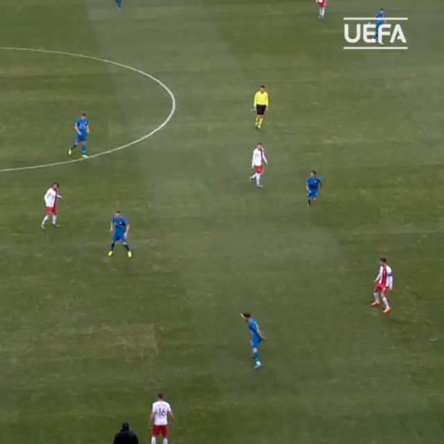 カルロス・テベスのインスタグラム：「When bae comes and watch you play 😏⚽️」
