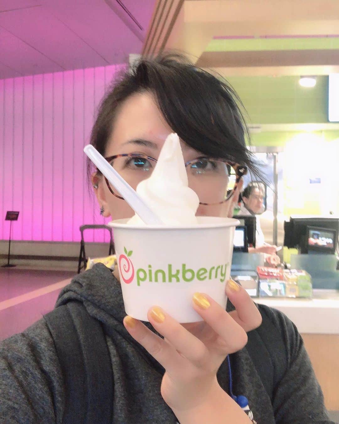 矢部あやのインスタグラム：「日本だと変なところしかないpinkberry。 大好きなので旅先で見つけると必ず食べています。 欲張ってミディアムサイズ注文したら 思っていた以上に大きくてびっくりしました。 メガネの歪みはご愛嬌。  #pinkberry」