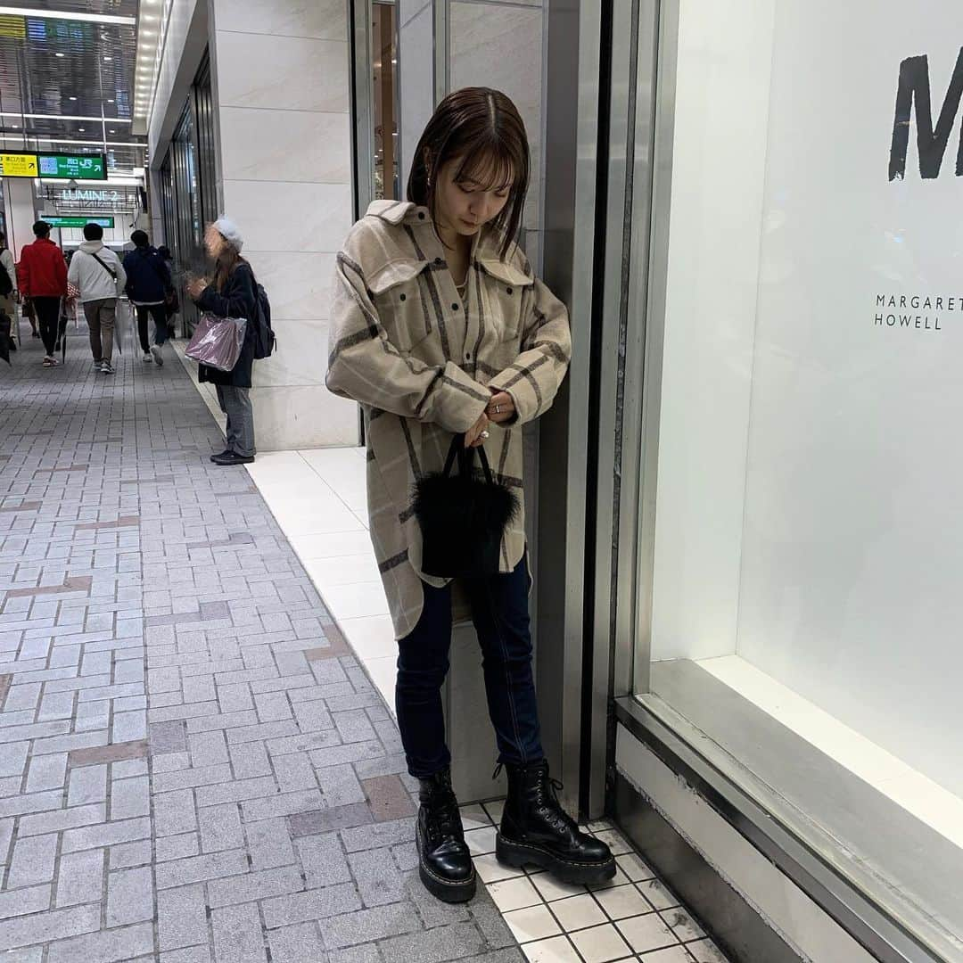 小田川エリカさんのインスタグラム写真 - (小田川エリカInstagram)「・ 昨日インスタライブで紹介した服❤︎❤︎ (@fifth_store)50%クーポンでてるよ❤︎ #fifth#fifthtl#フィフス#カジュアル#アウター #平均身長コーデ#パンツコーデ #チェックオーバーサイズシャツジャケット」11月23日 16時59分 - 0904.erika