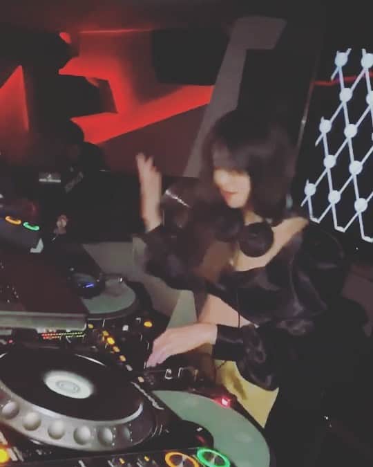 DJ mariennuのインスタグラム：「多謝❤️香港🇭🇰 @volarhk  #dj #hongkong #香港」