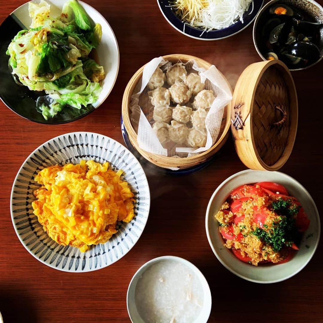 志摩有子さんのインスタグラム写真 - (志摩有子Instagram)「暖房を入れているのに、部屋の中で撮影していても寒い。お昼ごはんは中華風の鶏粥に蒸籠で焼売。立ち上る湯気で暖まる。 #まかないごはん」11月23日 17時08分 - ariko418
