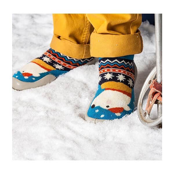 コレジアンのインスタグラム：「NEW IN! 🤩 Our Christmas collection is online!🎄🎁 (link in bio) . Discover our new collection! Five new retro-inspired styles for the whole family! 👨‍👩‍👧‍👦❤️ . Winter holidays in the snow, with a 80s retro-inspiration! After a great day out in the snow, Marion 👧🏻 and Emile 🐻 come home to their cosy chalet and warm up by the fire with some hot chocolate... . Treat someone’s feet this festive season. Whoever you're buying for, we have the perfect gift for you! Our festive gift guide is online! Take a look now! 🌟(link in bio) . 🇫🇷 La collection Noël est en ligne ! 🤩 Ne perdez pas une minute pour commencer vos achats ! 🎄🎁 . Une nouvelle collection inspirée des sports d’hiver, un flashback dans les 80’ ! Un thème chaleureux, qui vous plongera tout droit sur les pistes enneigées! Après une journée amusante à jouer dans la neige, Vanessa 👧🏻 et Emile 🐻 rentrent se mettre au chaud dans leur chalet douillet ! Un thème réconfortant pour vous accompagner en fin d’année ! . Notre guide de Noël est en ligne, laissez-vous inspirer ! 🌟 (lien dans la bio) . #collegien #collegien_officiel #madeinfrance #instamum #Тапочкиносочки #обувьдлямалышей #дети #инстамама #обувьдляпервыхшагов #newin #slippers #designerslippers #babbucce #hausschuhe #familyslippers #comfortable #тапочки #christmasgifts #giftideas #giftforher #giftforhim #giftforkids #holidaygift #weihnachten #geschenkideen #socks  #рождественскиеподарки」