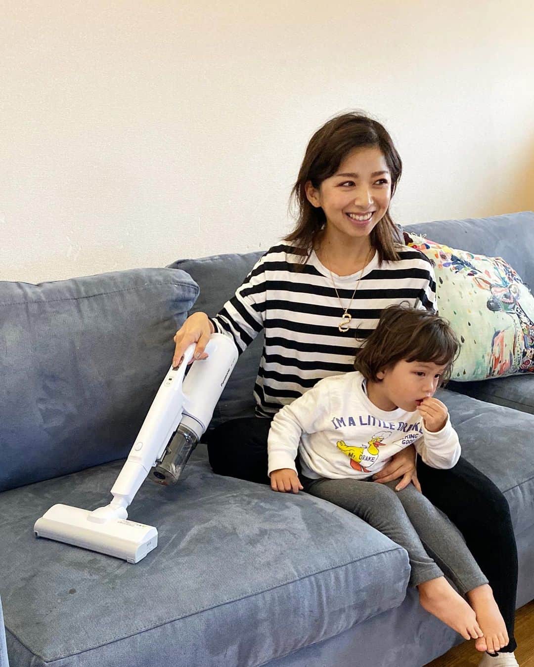のインスタグラム：「男の子ママだったら共感してもらえると思うんだけど、ソファの隙間とかソファーの上にお菓子のカスがめっちゃ落ちてません😭？ 以前も紹介したPanasonic コードレススティック掃除機パワーコードレス MC-SB30Jはハンディタイプになるので日々のストレスだったお菓子かすの掃除にも最適🙆‍♀️🙆‍♀️ . お菓子かすをなかったことにしてくれる手順その1。 まずはソファ全体に掃除機をかける。驚くなかれ！めっちゃ取れますからー✨ その2先っちょを付け替えてソファの隙間も抜かりなく。シャリンシャリンお菓子が吸われていく音がして、軽量なのにパワフル最高😝 . おうちがきれいになるって気持ちいいー🌼🌼🌼コードレス掃除機だからコンセントを気にしないでいいし、子供達は机の上の消しゴムのカスを吸ったり、主人は車内のお菓子かすを掃除できるように✌️ピタっと立てかけ充電できるのも楽ちん🙌お菓子のかすについてよく男の子ママの中で話題になるから情報のシェアでした😉✨ .  #Panasonic #パナソニックパワーコードレス #軽いのにしっかり吸引 #吸込仕事率100W #コードレススティック掃除機 #コードレス掃除機 #おしゃれ家電#インテリア#mamagirl#PR」