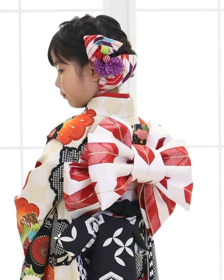 トータルフォトスタジオCocoさんのインスタグラム写真 - (トータルフォトスタジオCocoInstagram)「7歳さんは. 初めての帯結び. 大人っぽい髪型やメイクなど. . 3歳からの成長がすごくわかりますよねー！. . . #スタジオcoco#スタジオココ#七五三#753#七五三延長#スタジオ#写真#写真館#帯結び#七五三ヘアメイク#ヘアメイク#なとり#名取#イオンモール#大人」11月23日 17時10分 - studiococo.sns