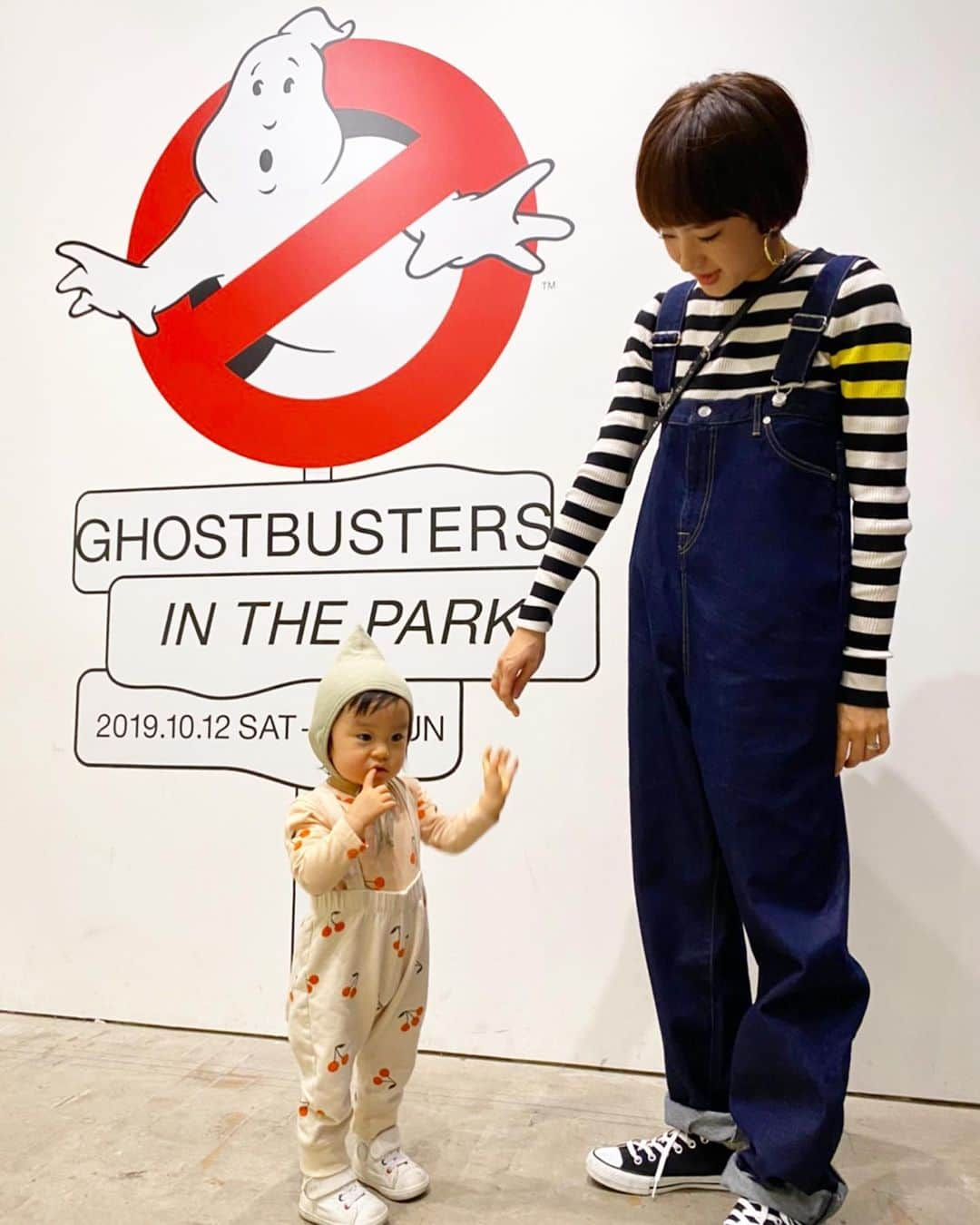 HALCALIのインスタグラム：「👨🏻が手がけた #gorstbusters in the parkを見に👻むすめ、はじめてのヘッドホンに顔ハメパネル🤣とっても見応えあるよー！ゴーストバスターズファンの皆さま是非👻❣️12/8までだよー👌🏻 最近 @urvin_official のサロペットが可愛くてお気に入り♡超ハイウエストな感じがたまらんの😍コーデも楽ちんで重宝してる💕動きやすいから、階段大好きで走り回るむすめを追いかけるのにぴったり😂👌🏻 #urvin」