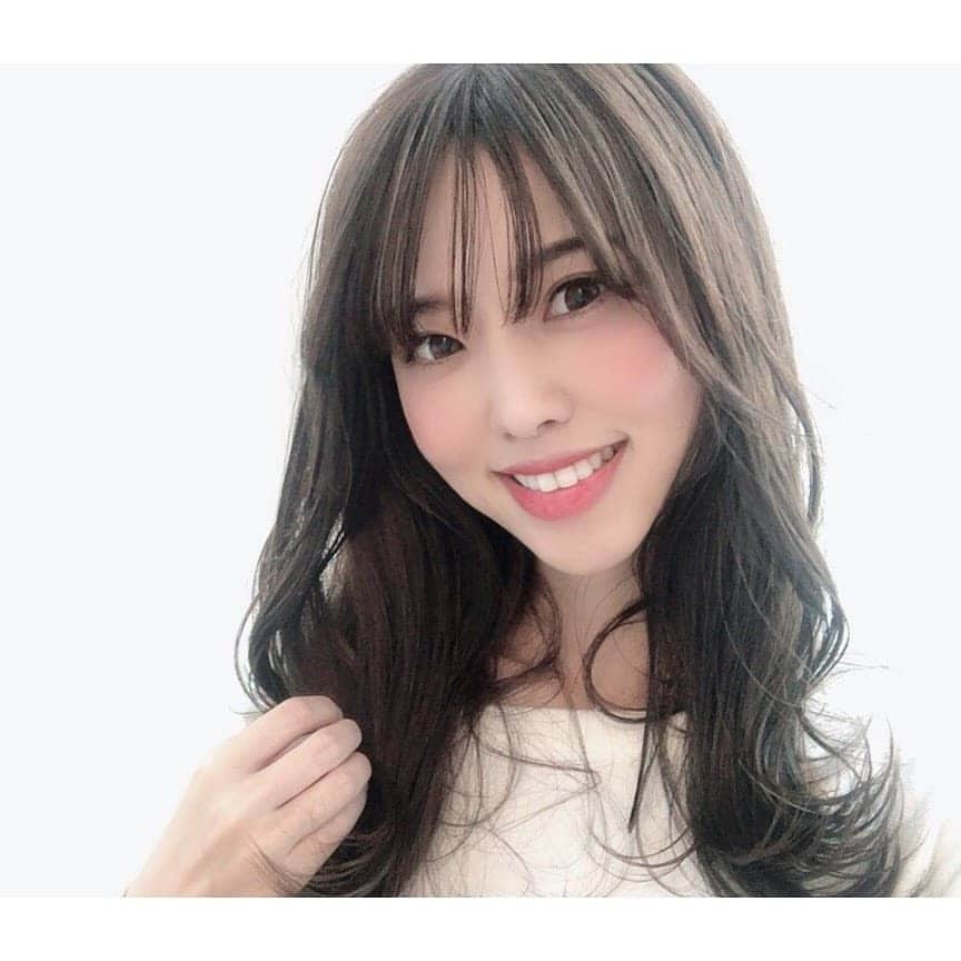 のインスタグラム：「いきなり真冬のような寒さになってきましたね😖 . そろそろ、おうちから出たくない病が始まりそうですが、気分をあげる為にZACC vie で @koba_hikaru にカラーとトリートメントをしてもらったよ✨ . アッシュ系のディープブルージュっていうカラーで赤みを抑えて大人っぽいカラーでとってもいい色♡ . それにしても髪の毛伸びたなー。。 そろそろ切ろうか悩み中。 . #zacc #hairsalon #haircare #beauty #haircolor #treatment #美容室 #表参道 #omotesando #美容院 #コバレイヤー」