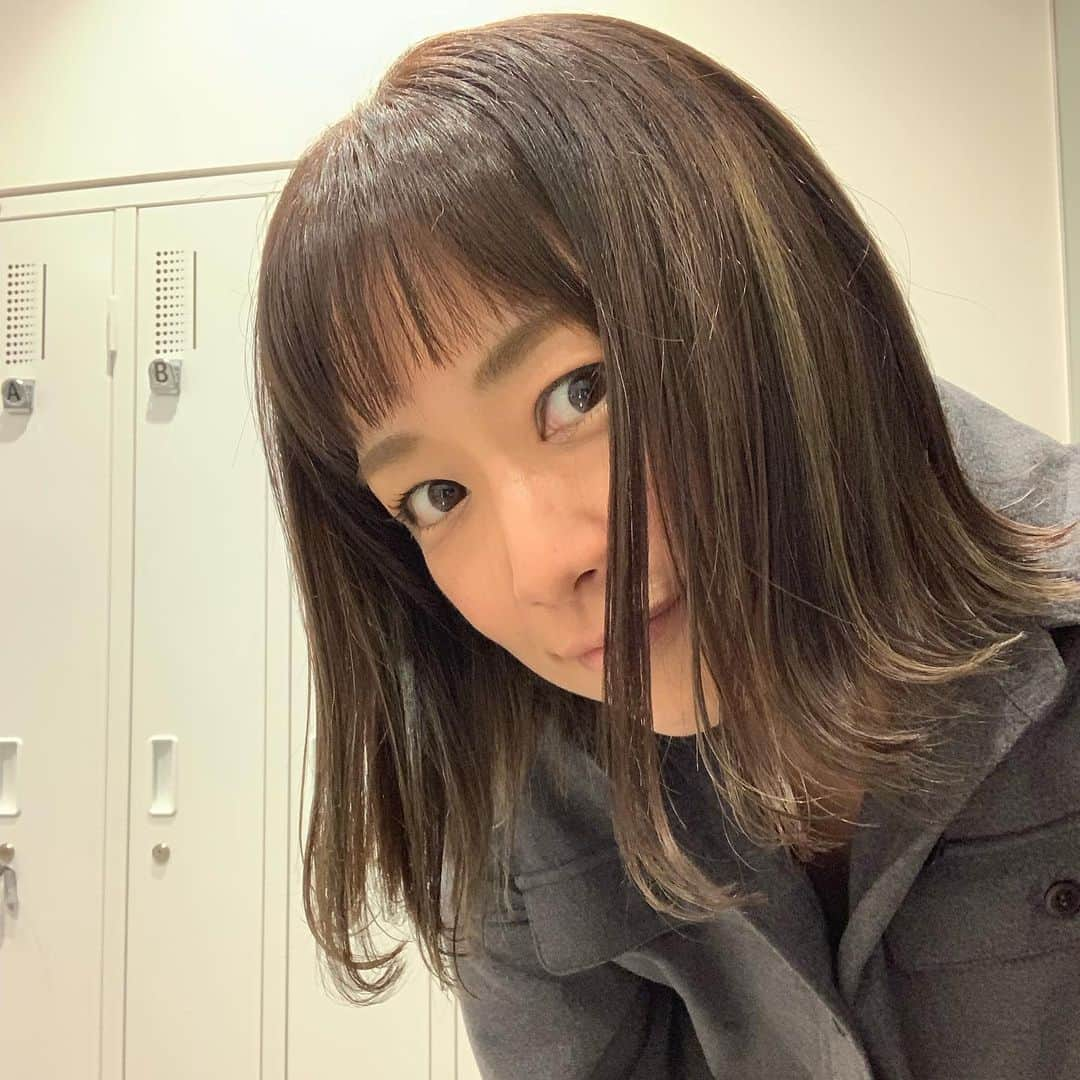 彼方茜香さんのインスタグラム写真 - (彼方茜香Instagram)「切った♥ 髪のトーンはもう少し明るくなる感じですが、とりあえず傷んでるとこ切った！  #AER #軽くなった」11月23日 17時13分 - serikaochikata