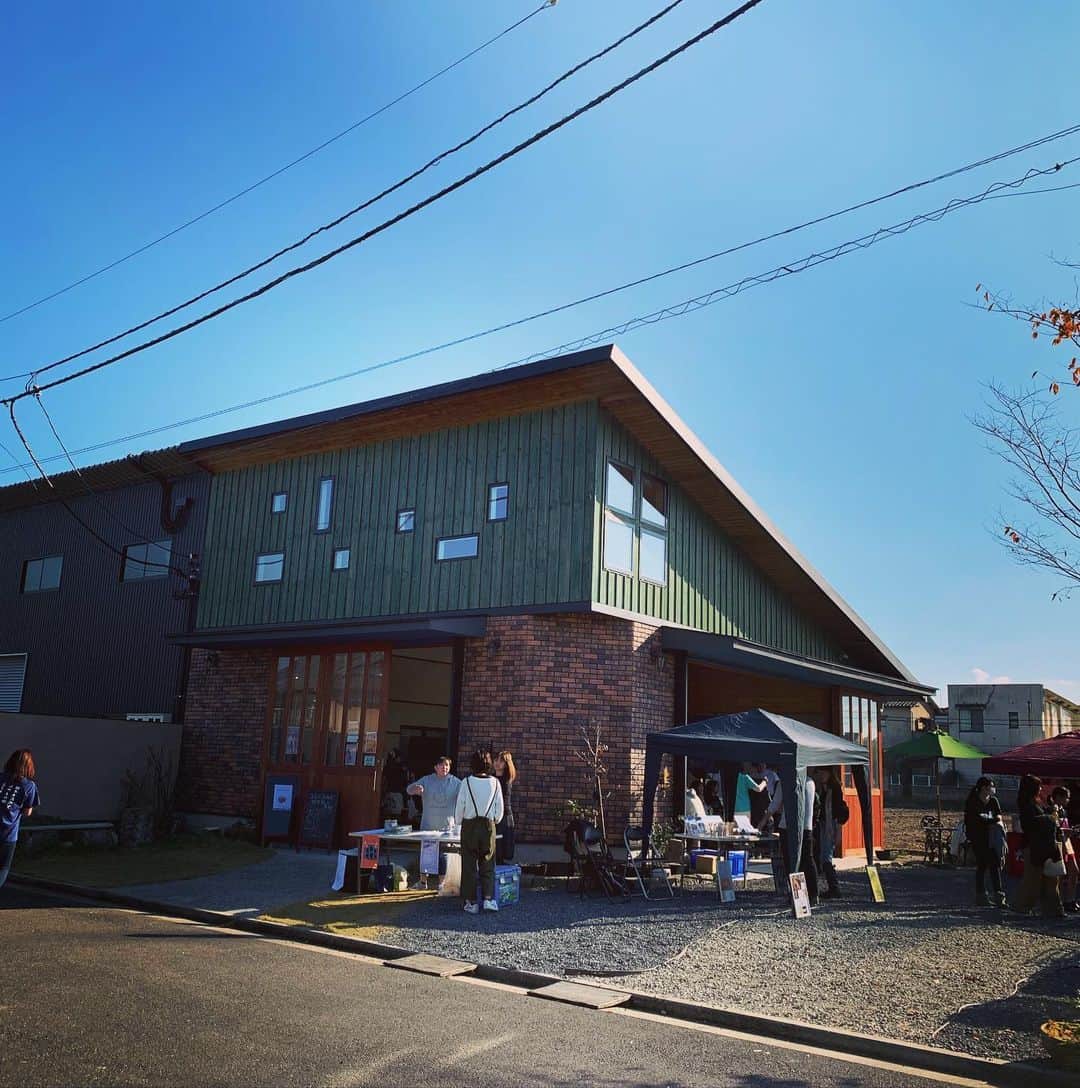 のインスタグラム：「ぶらりふたり放浪記　at 高松！ 2時間半ぐらいかっ！ 本当に楽しかったぁ！ ジーンとする瞬間もあって…。 本当にありがとう。 地元の皆さんが手作りで、たくさんチカラ貸してくれて、やっていただいて。 心から感謝溢れるばかりです！！ 屋台もよんでくださってて、 あー、トキメいたぁ！ また、この場所で奏でたい！ 集まってくれた皆さんも、本当にありがとう！！」