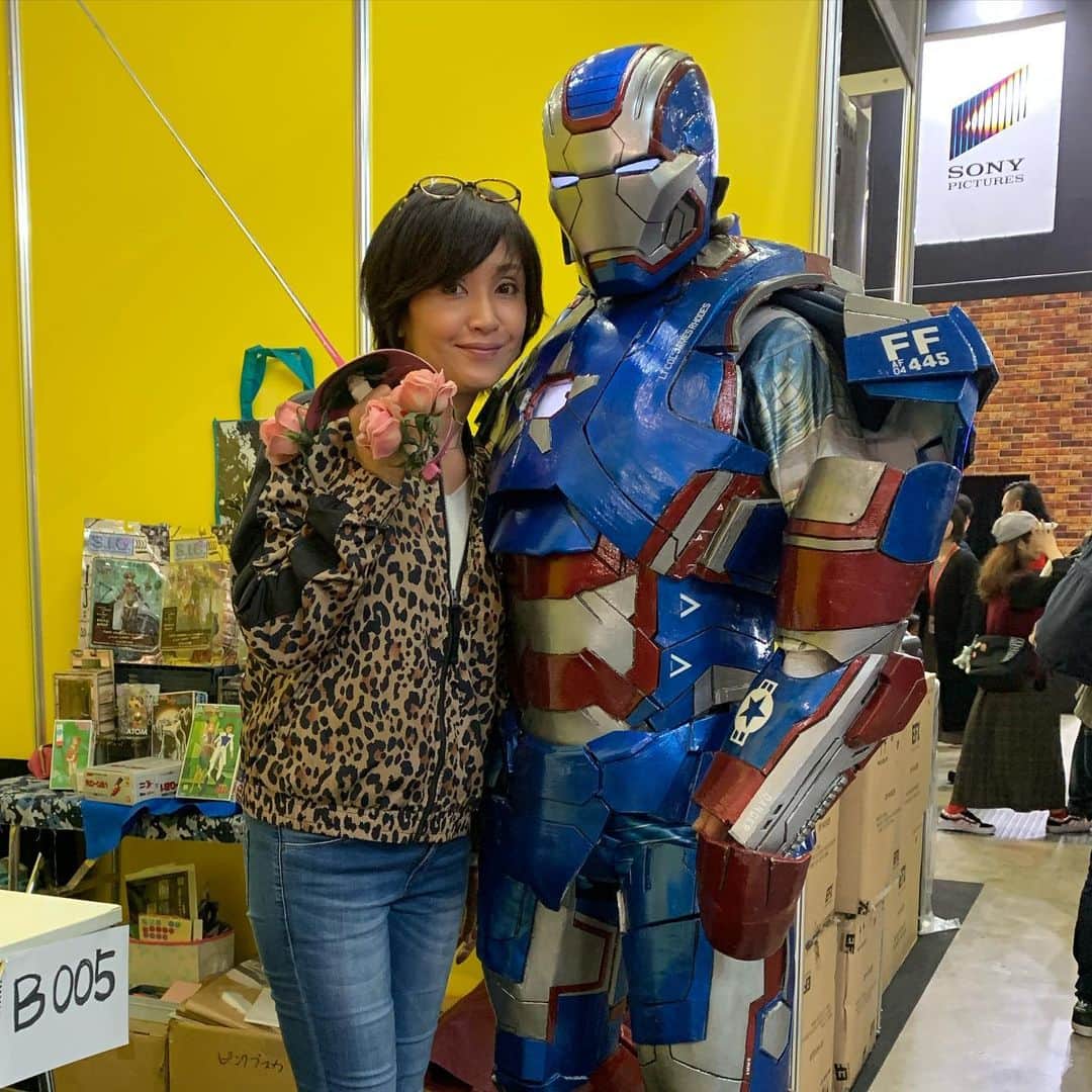 のインスタグラム：「素敵なコラボ！ 東京コミコン2019、楽しい。  #東京コミコン #東京コミコン2019 #萩原佐代子 #ウルトラマン80 #ユリアン #レーネフェル #ダイナピンク #アイアンパトリオット」