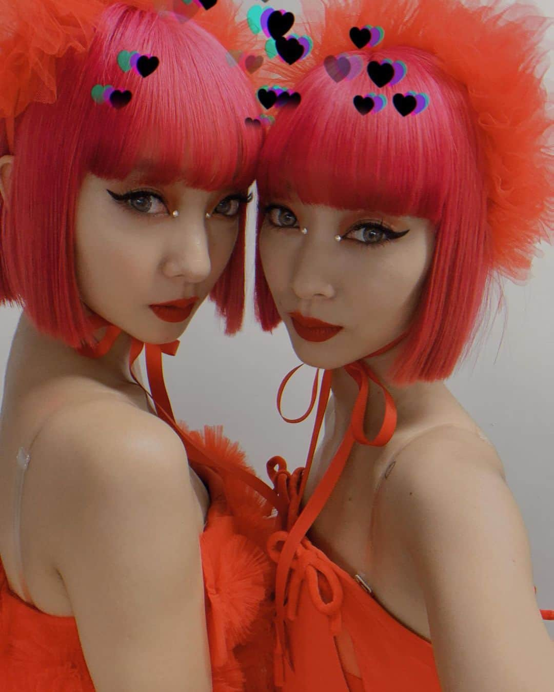 AMIさんのインスタグラム写真 - (AMIInstagram)「RED TWINS💋💄👠❤️」11月23日 17時24分 - amixxamiaya