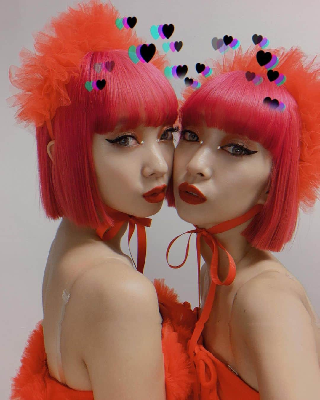 AMIさんのインスタグラム写真 - (AMIInstagram)「RED TWINS💋💄👠❤️」11月23日 17時24分 - amixxamiaya