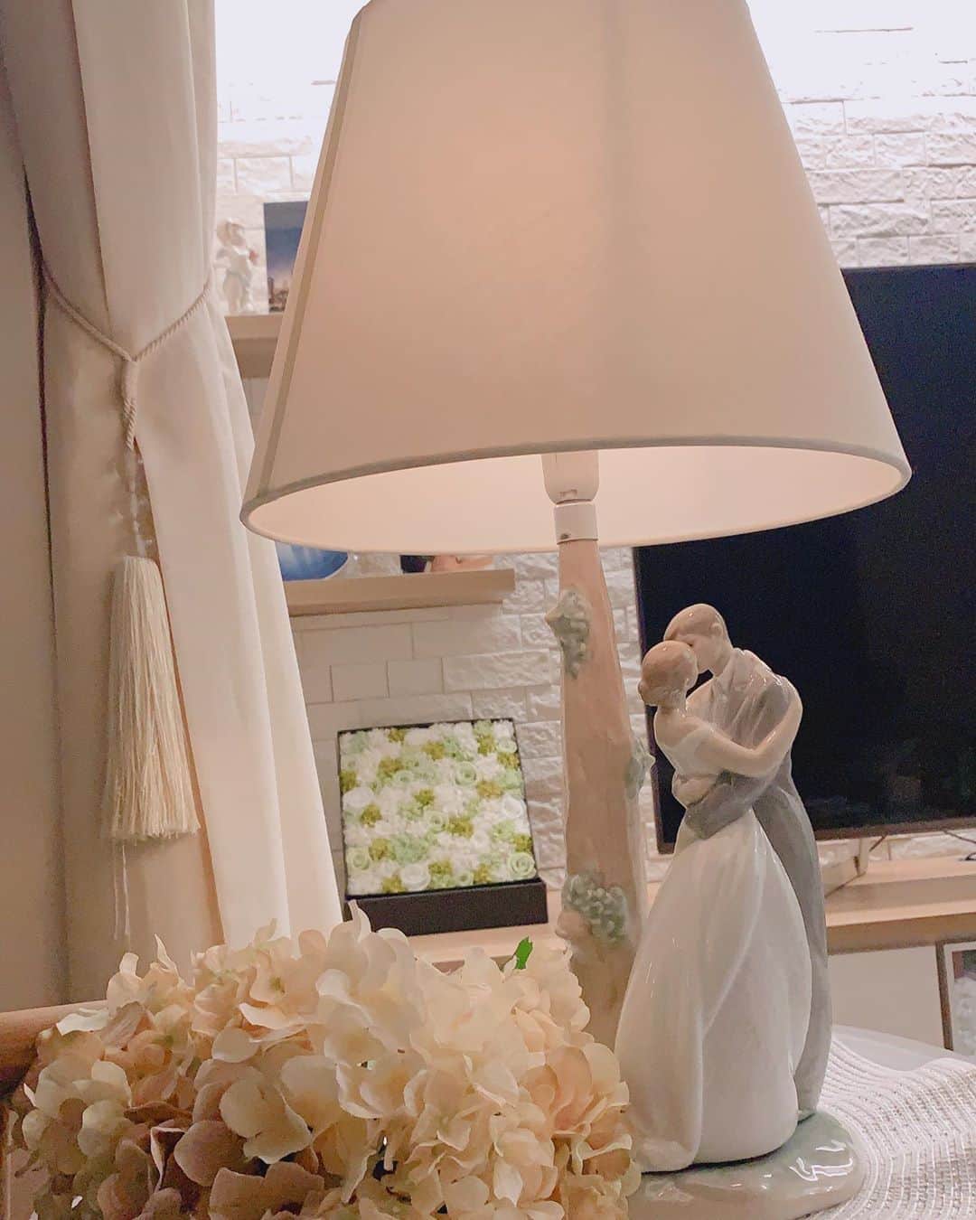 葉加瀬マイさんのインスタグラム写真 - (葉加瀬マイInstagram)「結婚祝いに韓国のお姉さんからいただいたリヤドロのランプが綺麗💏 언니가 준 결혼 선물 👰💓 너무 예뻐 ❤️고마워용 💕  #リアドロ #lladro #야드로」11月23日 17時27分 - m.hakase