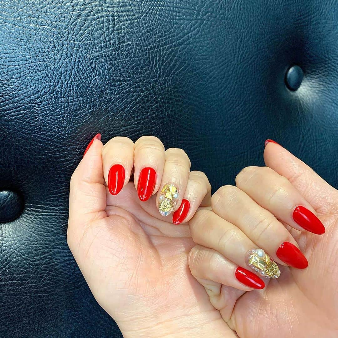 RUBY&ONYX by Kanako Miuraのインスタグラム：「赤とゴールドでクリスマス🎄♥︎ ・ ・ ・ ・ 11/24 11:00.12:00.12:30.17:30 11/25 12:00.14:30.17:30 11/26 14:30.17:00.18:00 11/28 14:30.17:00.18:00  ご案内可能です🥰  そのほかのお時間もお問い合わせください💫  お子様もお隣に座れるルームや個室もございます💡 ・ ・ 🌿月額制もやってます🌿 ○プレミアム会員(ハンド&フット)¥29,800(税抜)・ ○ハンドレギュラー会員¥14,800(税抜)・ ○フットレギュラー会員¥14,800(税抜)・ ・ それぞれ全てのメニューが月に何度でもご利用頂けます。  ご予約、お問い合わせはDMまたは 0354595882 LINE ID：@ rubynail までお気軽にどうぞ💫  #daikanyama#nailsalon#nail#gelnail#rubyandonyx#handnail#mode#cool#studs#menscare#ART#autumnnails#メンズネイル#メンズケア#定額制ネイル#通い放題#ジェルネイル#ネイル#ノーサンディング#ショートネイル#代官山ネイルサロン#トレンドネイル#冬ネイル」