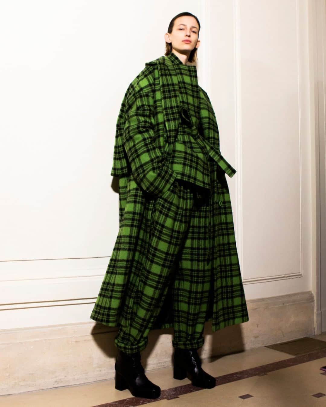 クリスチャンワイナンツさんのインスタグラム写真 - (クリスチャンワイナンツInstagram)「Wrapped in green/black checkered virgin wool ⠀⠀⠀⠀⠀⠀⠀⠀⠀ ⠀⠀⠀⠀⠀⠀⠀⠀⠀ #winter19 #instore #pfw #backstage  photography @lennertmadou」11月23日 17時30分 - christianwijnants