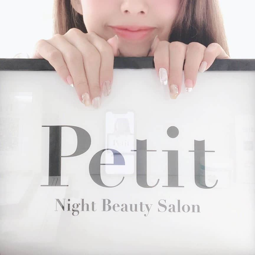 三宿菜々さんのインスタグラム写真 - (三宿菜々Instagram)「New nail💅 今回はスクエア にしたよ🐒 @petit_roppongi ユカちゃん可愛いネイルありがとう😊💓 1本1本考えてカスタムしました #ミラーネイル #ミラーネイルフレンチ #大理石ネイル #nail」11月23日 17時38分 - mishuku_nana