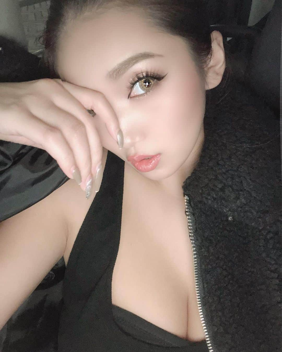 鈴木愛美さんのインスタグラム写真 - (鈴木愛美Instagram)「🖤🎧🖤🎧🖤🎧🖤🎧🖤 . スキンケア変えて ファンデ塗らなくなってから お肌の調子最高ーーーっ\(//∇//)\❤️💕 . . . #makeup #make #skincare」11月23日 17時41分 - x.manya.x