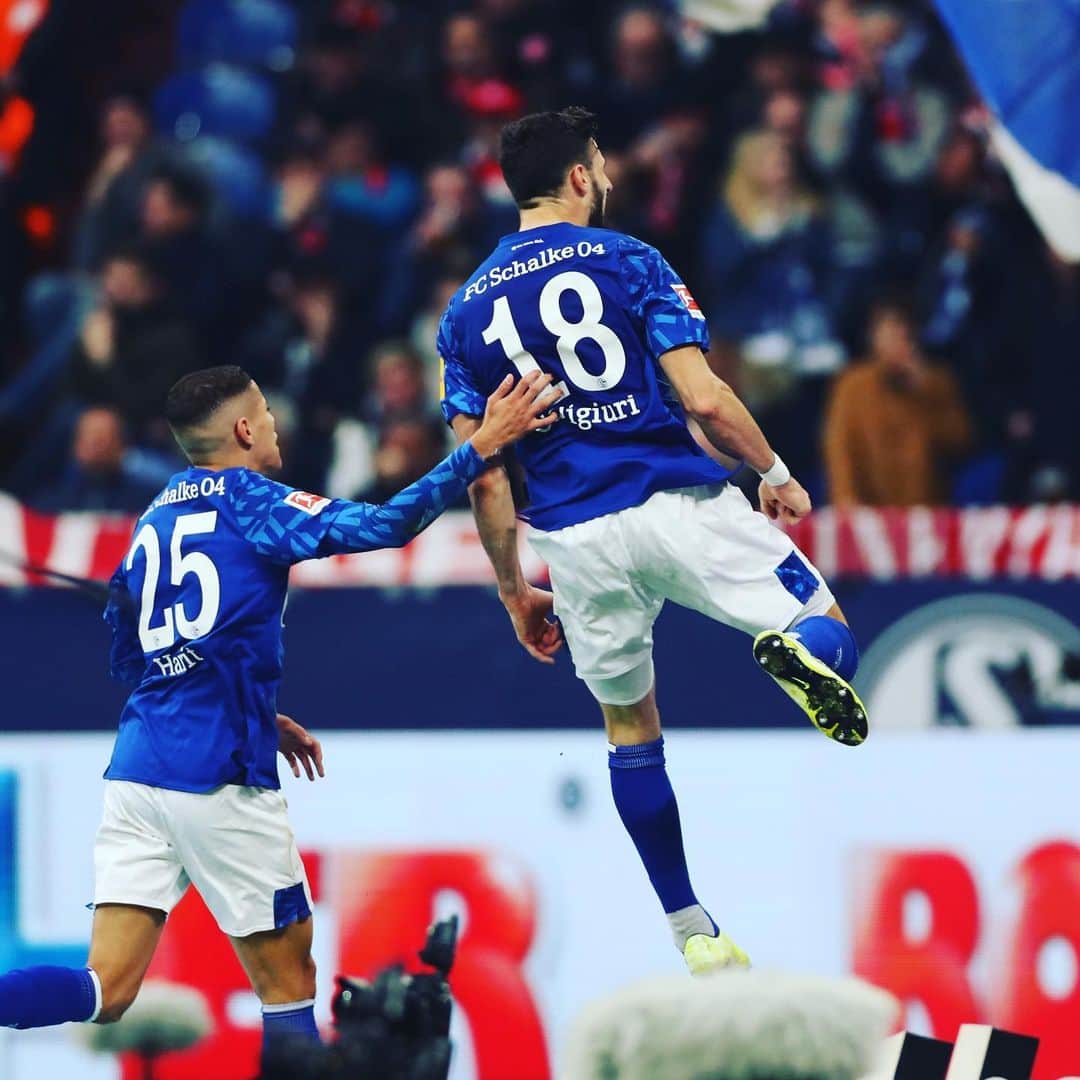 ダニエル・カリジュリのインスタグラム：「#matchday 🔵⚪️」