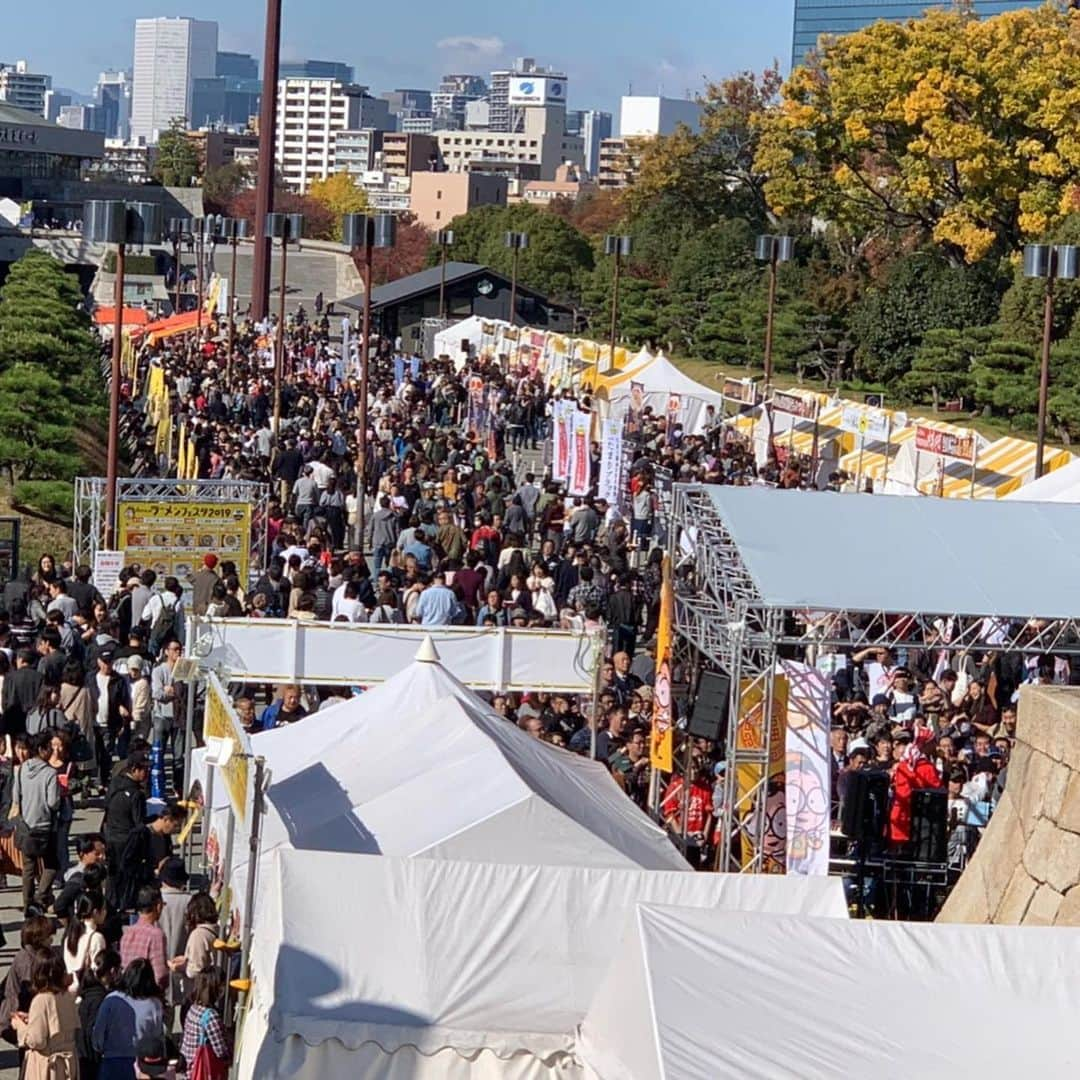 本野大輔さんのインスタグラム写真 - (本野大輔Instagram)「森ちゃんのラーメンフェスタ 大阪城公園駅前広場でのイベントに行ってきました。 明日24日まで開催しています！ステージイベントも盛り沢山、遊びに来てください。 #ラーメン #森ちゃんのラーメンフェスタ2019 #大阪城公園 #森たけし #赤松悠実 #彩羽真矢 #斎藤雪乃 #吉田奈央 #本野大輔 #アナウンサー #すまたん」11月23日 17時46分 - daisuke.motono_ytv