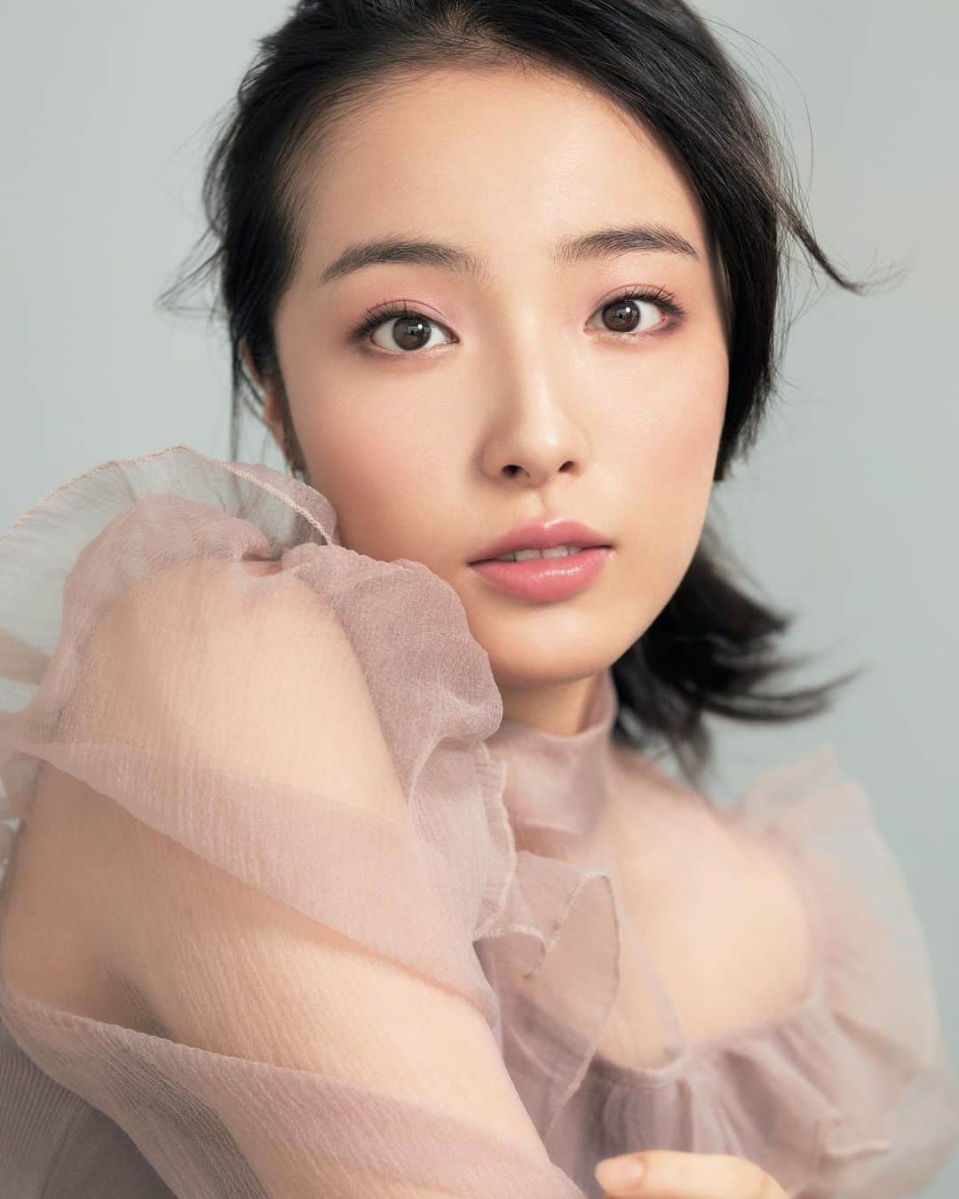 M∙A∙C Cosmetics Japanのインスタグラム：「ㅤ 集英社「MAQUIA」1月号(11/22発売) P180～181掲載 ㅤ フォーカス製品は、M・A・Cのリキッドファンデーション 「スタジオ フィックス フルイッド SPF15」 カバー力の高さ、24時間*続く化粧持ちの良さ、アジア人向け全24色展開で、 自分にぴったりの色が見つかる大人気の製品です。 ファンデーションの塗り方や色選びなど情報満載です。 ぜひMAQUIAをチェックしてみてくださいね✨ ㅤ ㅤ * 化粧もち(色落ち)データ取得済み。(当社調べ。効果には個人差があります) ㅤ Photo:資人導(vale.) Model:花梨 Makeup:池田ハリス留美子(M・A・C) @rumikoikedaharrismakeup Styling:黒崎彩 Direction:MAQUIA ㅤ ㅤ ㅤ ㅤ ㅤ #MACCosmeticsJapan #MACコスメ #MACCosmetics #コスメ #メイク #MAQUIA #studiofixfluid #スタジオフィックスフルイッド #リキッドファンデーション #ファンデーション #リキッドファンデ #ファンデ #カラバリ #ベースメイク #冬メイク #美肌 #ピンクメイク #メイク法 #メイクレクチャー #makeup #basemakeup #liquidfoundation」