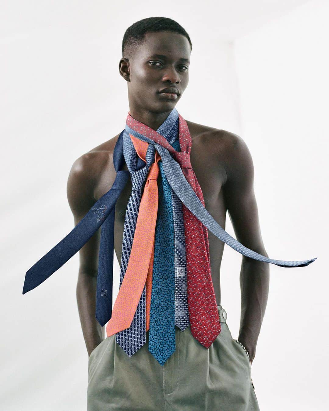 のインスタグラム：「Saturday 10:15am. Un-Fitting n°6. Trying to prove there’s a tie for every occasion. Which one is your favorite? #Ijustcantgetenough #tiemania #busybusybusy #Ilovethemall #hermes #tie  Photography by @camilafalquez Styled by @jaimekaywaxman」