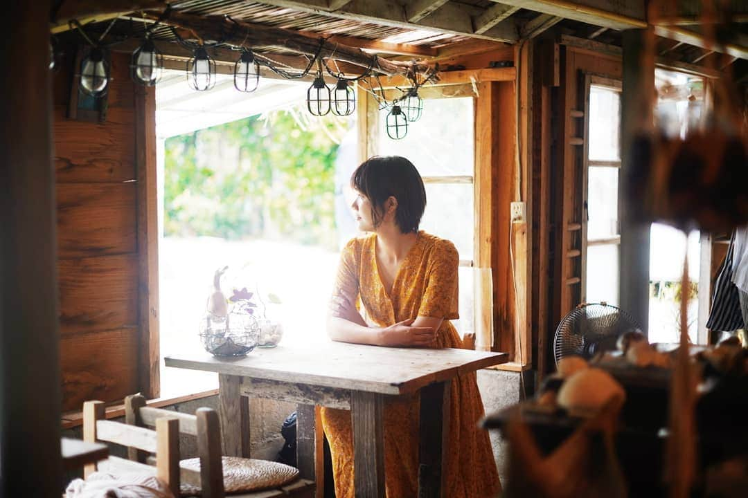 もろんのんさんのインスタグラム写真 - (もろんのんInstagram)「沖縄で、のがちゃんねること、のがちゃんにモデルになってもらいいい写真たくさん撮れたので、紹介していきます✨ . 瀬底島の真ん中にある、小さな古民家｢Ringo Cafe｣🍎 有名なのは、フランス人のパティシエ店主さんが作ったマカロン。パッションフルーツ、島バナナキャラメル、泡盛など沖縄ならではの味も。 . 店内に散りばめられた鳥モチーフの置物が可愛いので探してみてね🐦 お店の外では、可愛い子猫に会えました🐈 . 📍沖縄本島 Ringo Cafe / Okinawa Prefecture, Ringo Cafe 📷Sony a7iii / minolta f1.7 55mm #オキナワーズ @ana.japan ✈ #nogachannel_by_moron 📅記事公開まであと2日」11月23日 17時57分 - moron_non