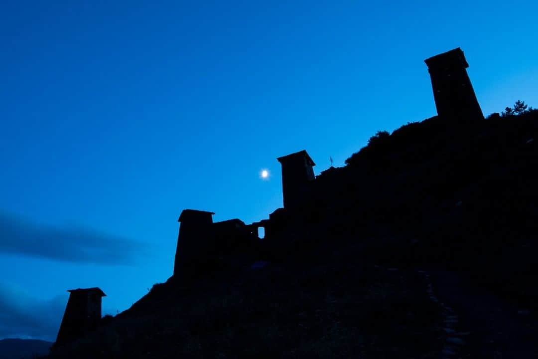 National Geographic Travelさんのインスタグラム写真 - (National Geographic TravelInstagram)「Photo by @JeffMauritzen | Twilight falls over the medieval fortress of Keselo. These imposing stone tower houses overlook Omalo, a small village located within Tusheti National Park. A visit to Tusheti affords a glimpse of a simpler time. Tushetians enjoy pastoral pursuits like cheesemaking and shepherding. Travelers to this region of the Georgian Caucasus can take in spectacular scenery as they hike, horseback ride, or drive through its many impressive gorges. #georgiacountry #Omalo #Keselo #Caucasus」11月23日 18時09分 - natgeotravel