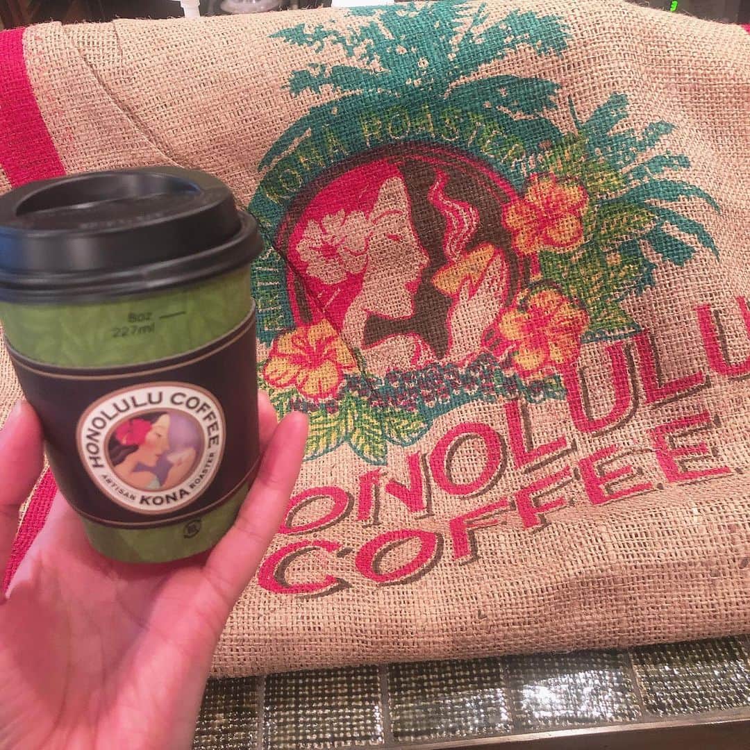 安斉奈緒美さんのインスタグラム写真 - (安斉奈緒美Instagram)「今日はココナッツフレーバーコーヒーテイクアウト🥥  コーヒー好きすぎ。 特にココナッツフレーバーコーヒー好きすぎ🌴  夜眠くなって寝たいので　#カフェインは1日1杯まで  #honolulucoffee #ホノルルコーヒー #ハワイ好き　#hawaii #coffeetime #yogalife」11月23日 18時01分 - naomiyogachan