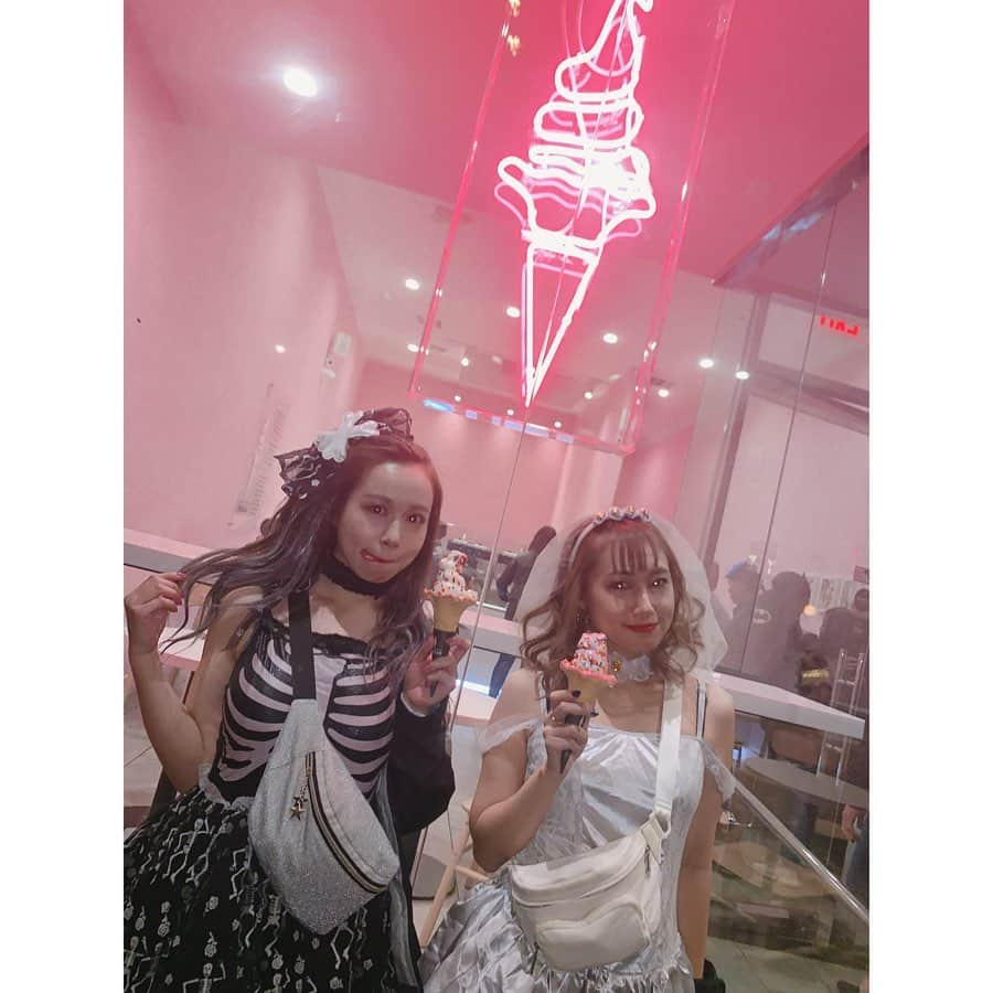 北条佳奈さんのインスタグラム写真 - (北条佳奈Instagram)「アメリカ旅行記day3🇺🇸❤️﻿ ﻿ 10/31ハロウィン当日は世界最大級のハロウィンイベントwest hollywood halloween carnivalへ行きました👻﻿ ﻿ まなかなのりは仮装もして行ったのですが、皆さんの仮装レベルが凄まじくて恥ずかちくなりました🥺笑﻿ カーニバルに参加してる方とたくさん撮ってもらったけどまとめてしか載せれないのが悲しいくらい…😭﻿ ﻿ 皆さん紳士で陽気で歩いてるだけですっごく楽しかった😍﻿ 日本もこのくらい安全でHAPPYだったらいいのに🎃💜﻿ ﻿ まなとのりちゃんとこんな仮装したら良さそうだよね〜なんて話ながら来年のリベンジを密かに企んだのでした💋（行けたらいいな🥺）﻿ ﻿ 最後の写真はノリノリなまなかなに微笑む？苦笑い？な欽也さんです🤙笑﻿ 欽也さんずっと付き添いもありがとうございます🤙osss﻿ ﻿ ﻿ to be continue…🌈﻿ ﻿ ﻿ #westhollywoodhalloweencarnival ﻿ #halloween #halloweencostume #halloweenparty #ハロウィン #ハロウィン仮装 #ハロウィンパーティー  #tagsforlikes #instagood #followｍe #🎃」11月23日 18時01分 - kana_hojyo