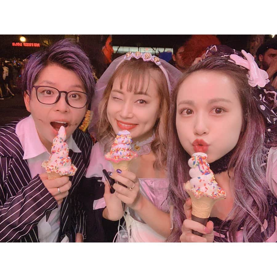 北条佳奈さんのインスタグラム写真 - (北条佳奈Instagram)「アメリカ旅行記day3🇺🇸❤️﻿ ﻿ 10/31ハロウィン当日は世界最大級のハロウィンイベントwest hollywood halloween carnivalへ行きました👻﻿ ﻿ まなかなのりは仮装もして行ったのですが、皆さんの仮装レベルが凄まじくて恥ずかちくなりました🥺笑﻿ カーニバルに参加してる方とたくさん撮ってもらったけどまとめてしか載せれないのが悲しいくらい…😭﻿ ﻿ 皆さん紳士で陽気で歩いてるだけですっごく楽しかった😍﻿ 日本もこのくらい安全でHAPPYだったらいいのに🎃💜﻿ ﻿ まなとのりちゃんとこんな仮装したら良さそうだよね〜なんて話ながら来年のリベンジを密かに企んだのでした💋（行けたらいいな🥺）﻿ ﻿ 最後の写真はノリノリなまなかなに微笑む？苦笑い？な欽也さんです🤙笑﻿ 欽也さんずっと付き添いもありがとうございます🤙osss﻿ ﻿ ﻿ to be continue…🌈﻿ ﻿ ﻿ #westhollywoodhalloweencarnival ﻿ #halloween #halloweencostume #halloweenparty #ハロウィン #ハロウィン仮装 #ハロウィンパーティー  #tagsforlikes #instagood #followｍe #🎃」11月23日 18時01分 - kana_hojyo