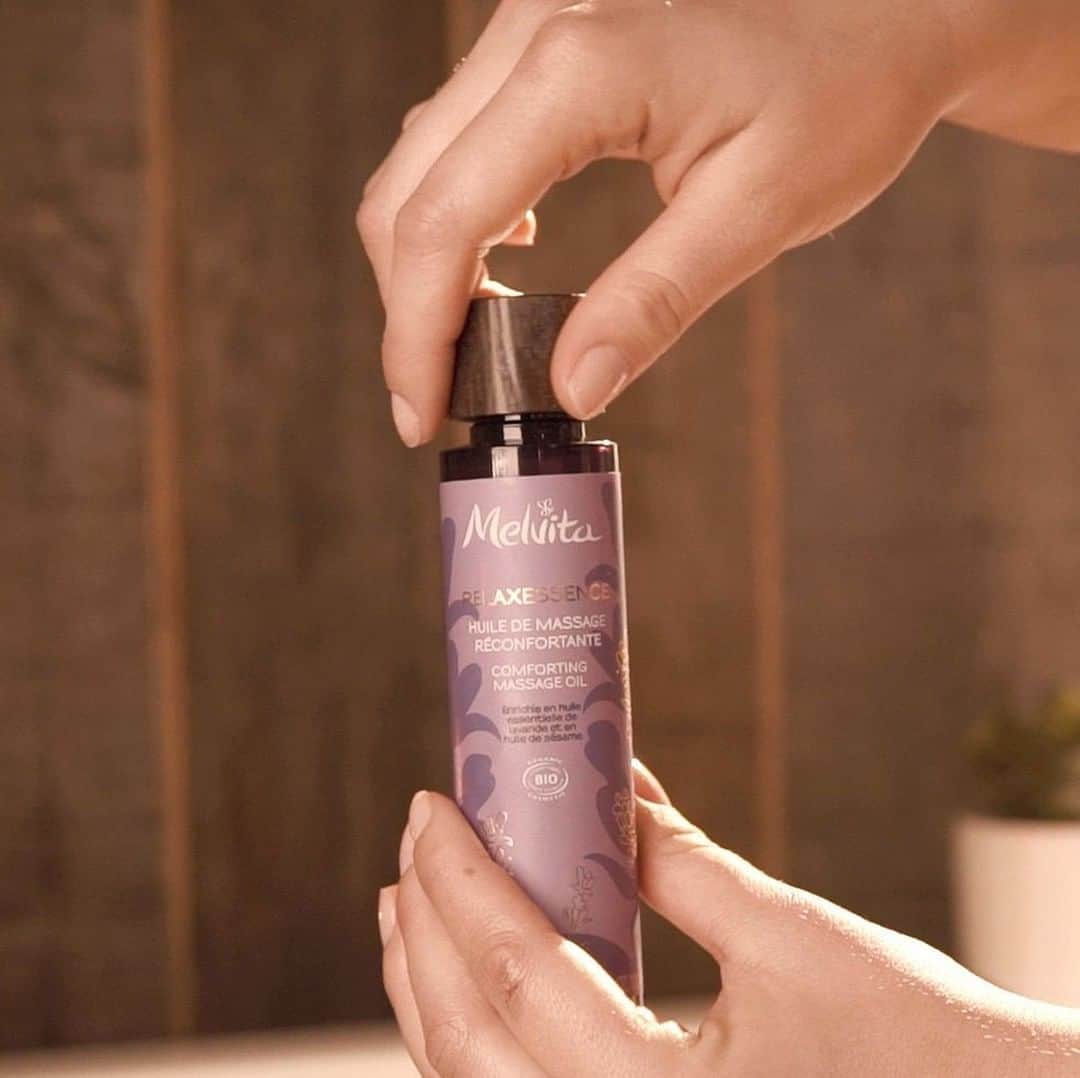 Melvita Officialのインスタグラム：「Nous savons que, pour certaines d’entre vous, se relaxer ☁ est plus facile à dire qu’à faire. C’est la raison pour laquelle nous avons ajouté à notre huile de massage réconfortante 💜 Relaxessence 💜 des notes de lavande fraîches 🌿 naturellement apaisantes. ⠀ Respirez, et lâchez enfin prise 🧘. ⠀ ⠀ #Melvita #relaxessence #huilemassage #huilesesame #huile essentielle #lavande #relax #lacherprise #massage #cosmetiquebio」