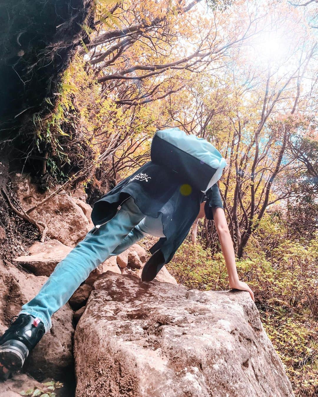 のインスタグラム：「Mountain views in autumn🍂🍁 .  Swipe left for other photos😉 . .  #登山 #トレッキング #trekking #climbing  #naturephotography #森 #自然 #山  #nature_perfection  #daytrip #写真部 #写真 #日常 #美しい #紅葉 #インスタグラマー #instagramjapan #ファインダー越しの私の世界 #ファインダー越しの世界 #紅葉狩り #ig_japan #photo_japan #photo_jpn  #igersjp #beautifulmatters #moodygrams #インスタ映え #落ち葉 #秋 #autumn」