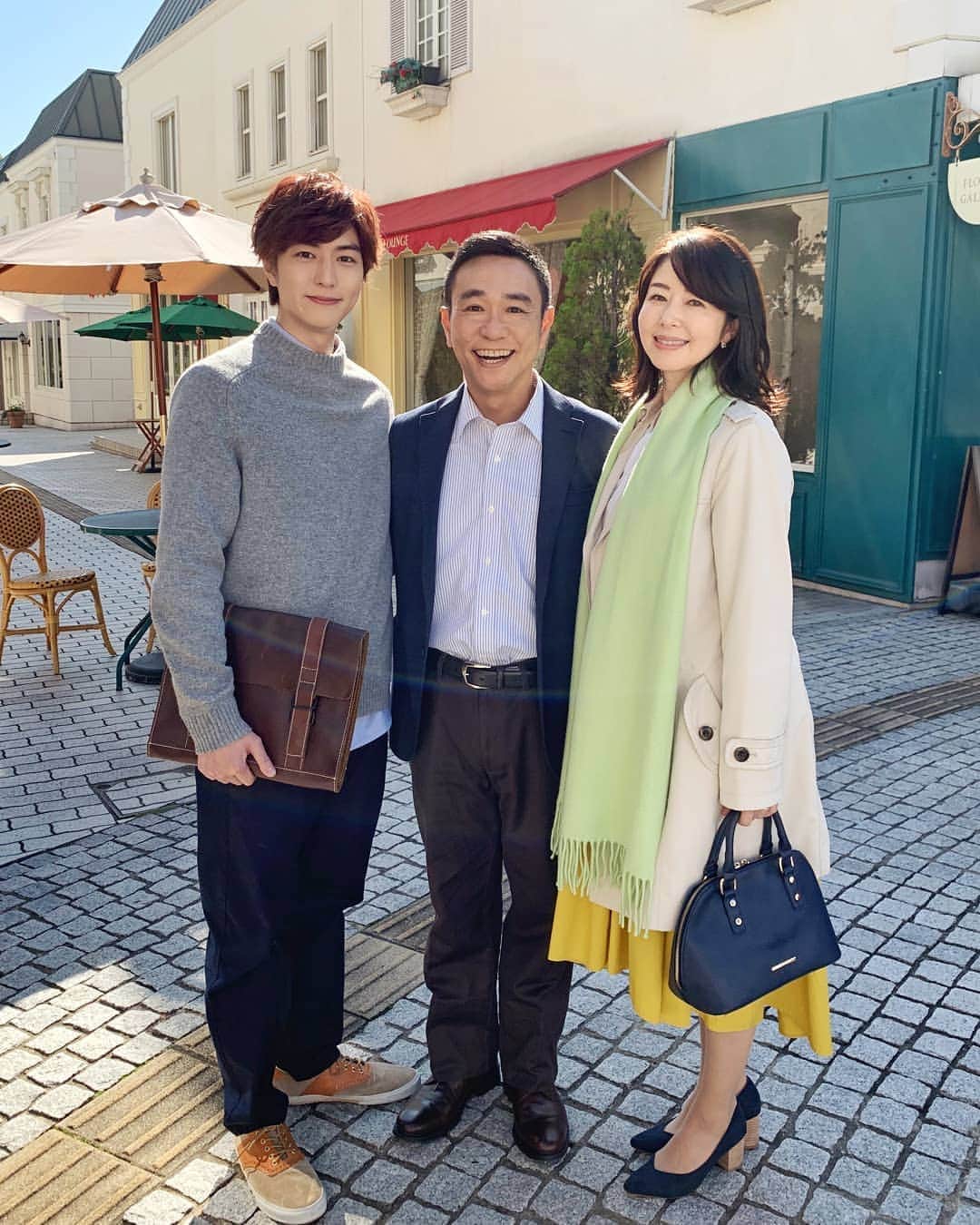 のインスタグラム：「明日。 11月24日(日)20:00～21:54  磯野家の人々。 フジテレビにて放送です🎵  20年後のサザエさん  波野家でパチリ！  ノリスケさん。 イクラちゃん タイコです。  八嶋さんのメガネのない姿。 かわゆい。 稲葉くんの美肌にホレボレしました。  お時間あれば是非！  #フジテレビ #磯野家の人々 #サザエさん実写 #八嶋智人 #稲葉友  #波野タイコ」