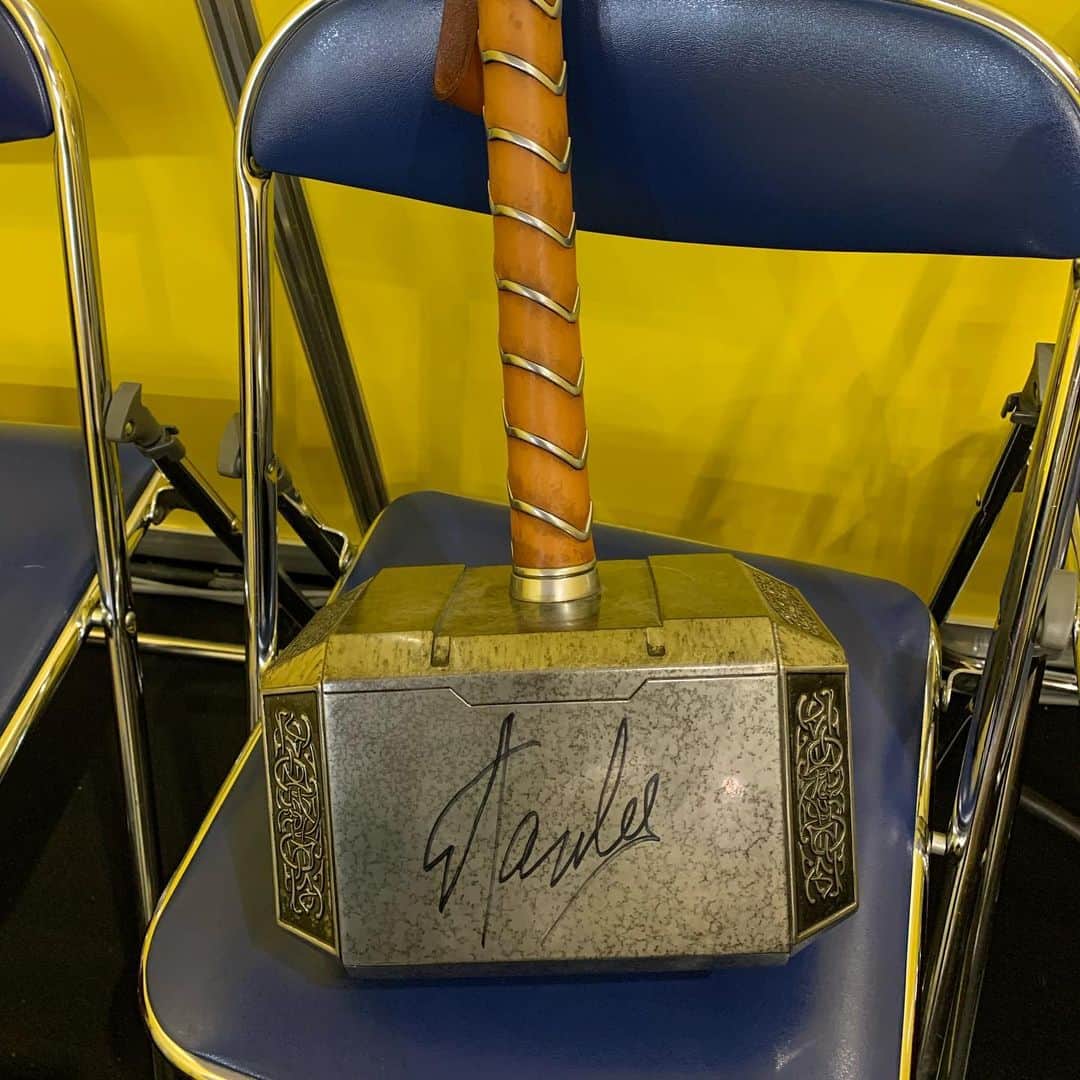 なべやかんさんのインスタグラム写真 - (なべやかんInstagram)「東京コミコン2019  クリス・ヘムズワースさんのサインが入りました！ 裏側はスタン・リーさんです。 それを見て「Wow! wow!!」と唸ってました。  #東京コミコン2019 #東京コミコン #クリスヘムズワース #クリヘム #chrishemsworth #マイティソー #ムジョルニア #スタンリー #stanlee #なべやかんコレクション」11月23日 18時05分 - yakan_nabe