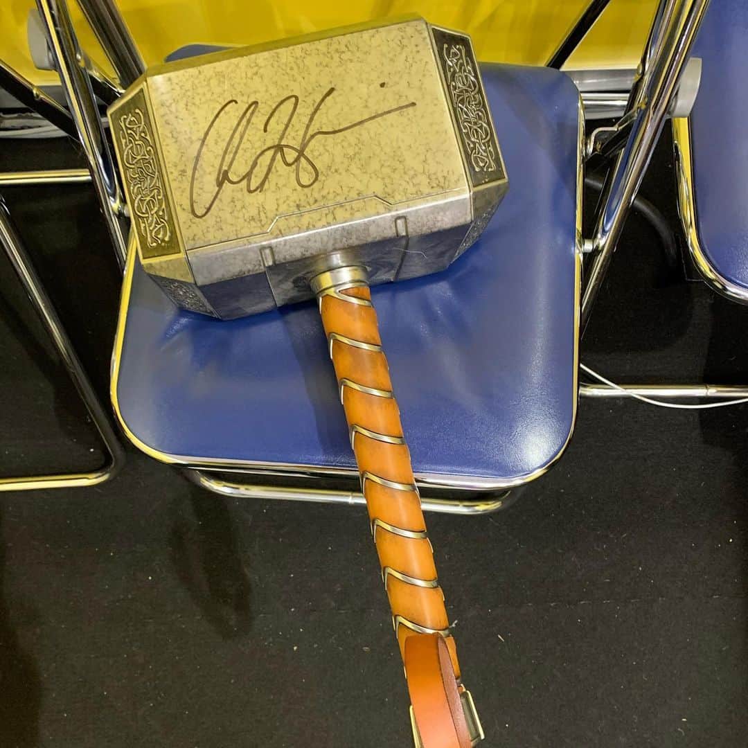 なべやかんさんのインスタグラム写真 - (なべやかんInstagram)「東京コミコン2019  クリス・ヘムズワースさんのサインが入りました！ 裏側はスタン・リーさんです。 それを見て「Wow! wow!!」と唸ってました。  #東京コミコン2019 #東京コミコン #クリスヘムズワース #クリヘム #chrishemsworth #マイティソー #ムジョルニア #スタンリー #stanlee #なべやかんコレクション」11月23日 18時05分 - yakan_nabe