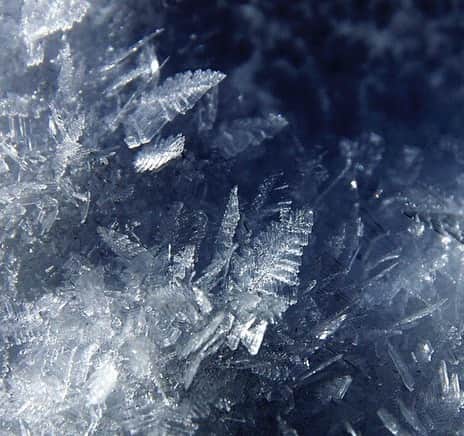 SORA ≪SORA表参道の公式アカウント≫さんのインスタグラム写真 - (SORA ≪SORA表参道の公式アカウント≫Instagram)「@sora_omotesando . 【ICE-アイス-】 「氷の結晶」をモチーフにしたデザイン。  ゴツゴツとしながらも繊細な線が折り重なり、 氷の結晶のように美しく幻想的な模様を生み出します＊  儚くも美しい輝きを放つテクスチャーは 指輪に豊かな表情を与え、指元に輝きを添えます。 . --------------- ▽《Xmas fair》メレダイヤモンドをプレゼント＊* https://www.sora-w.com/contents/event/xmasfair/ ▽SORA公式サイトはTOPのURLからcheck * >>> @sora_omotesando . --------------- ぜひ『 #結婚指輪sora 』のハッシュタグで SORAの写真を投稿してくださいね＊* こちらのアカウントでリグラムさせていただきます♪ . #結婚指輪 #婚約指輪 #指輪 #表参道 #オーダーメイド #プレ花嫁 #ブライダル #ウェディング #手作り #彫金#bridal#wedding #bridalring #ring #tokyo #anniversary  #Jewelry #Marriage #記念日 #ソラ#グラデーション #氷 #アイス #シルバーリング #氷の結晶 #黒い指輪」11月23日 18時06分 - sora_omotesando