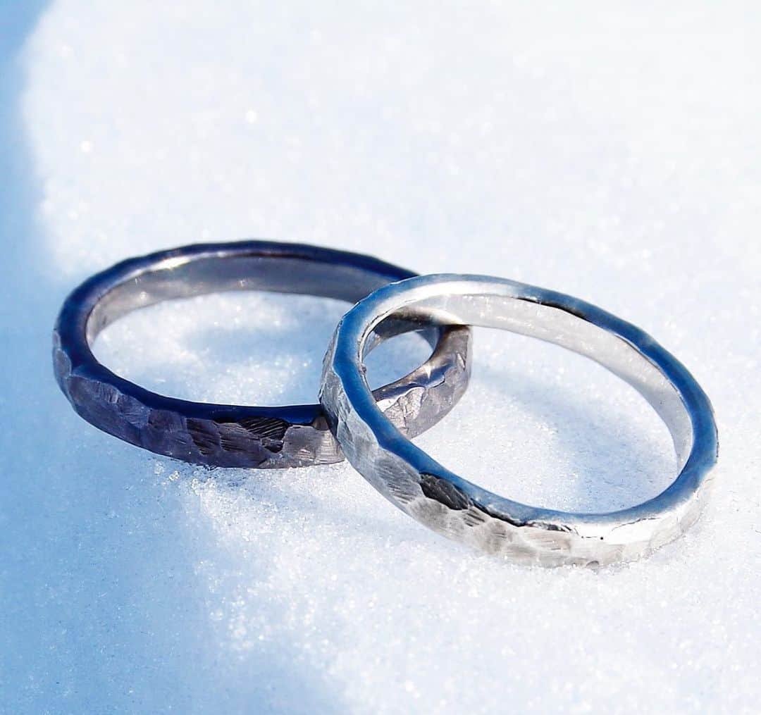 SORA ≪SORA表参道の公式アカウント≫のインスタグラム：「@sora_omotesando . 【ICE-アイス-】 「氷の結晶」をモチーフにしたデザイン。  ゴツゴツとしながらも繊細な線が折り重なり、 氷の結晶のように美しく幻想的な模様を生み出します＊  儚くも美しい輝きを放つテクスチャーは 指輪に豊かな表情を与え、指元に輝きを添えます。 . --------------- ▽《Xmas fair》メレダイヤモンドをプレゼント＊* https://www.sora-w.com/contents/event/xmasfair/ ▽SORA公式サイトはTOPのURLからcheck * >>> @sora_omotesando . --------------- ぜひ『 #結婚指輪sora 』のハッシュタグで SORAの写真を投稿してくださいね＊* こちらのアカウントでリグラムさせていただきます♪ . #結婚指輪 #婚約指輪 #指輪 #表参道 #オーダーメイド #プレ花嫁 #ブライダル #ウェディング #手作り #彫金#bridal#wedding #bridalring #ring #tokyo #anniversary  #Jewelry #Marriage #記念日 #ソラ#グラデーション #氷 #アイス #シルバーリング #氷の結晶 #黒い指輪」