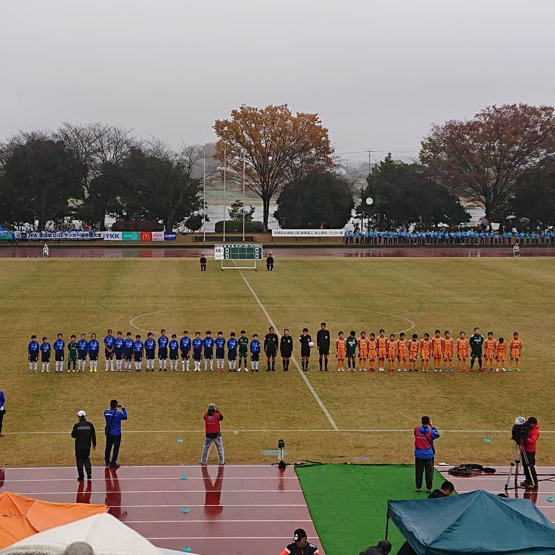 武藤乃子さんのインスタグラム写真 - (武藤乃子Instagram)「⚽ 全日本U-12サッカー選手権大会の群馬県大会。 今年も観て来ました⚽  決勝は、前橋ジュニア × パレイストラU-12。 『今年の2強』と言われる両チームの戦いは、気持ちの入った本っっっ当に素晴らしい試合でした。 どちらが勝っても、どちらが負けても、おかしくない試合。  今年もこんなに良い一戦を観させてもらえて、おばちゃんは幸せです😳 試合後のエール交換に、涙が止まらんかった😳 勝ち負けだけではない感動が、ここにはある。  #少年サッカー #少年サッカー大会 #全日本u12サッカー選手権大会」11月23日 18時13分 - muto_noriko.11