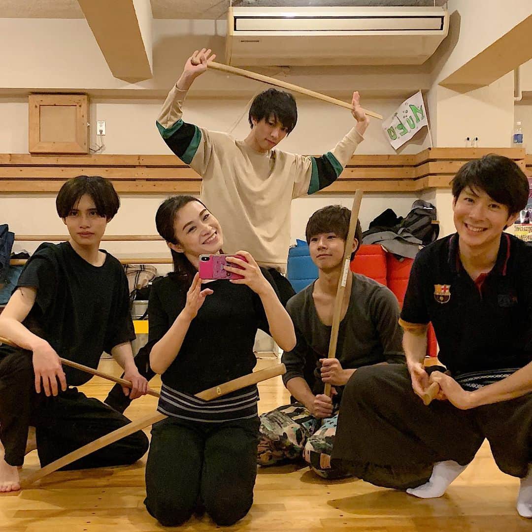 鈴木芳奈のインスタグラム：「‪おはよん‬ ‪事務所での殺陣稽古でしたん‬ ‪ひとつひとつにしっかり意味があって、身につくまで三歩進んで二歩下がってしまうみたいだけど、出来てるフリはしたくない。できるようになりたい。いっこいっこ自分のものにしていくぞ。おー。！‬ ‪ #殺陣 #ウイントアーツ‬」