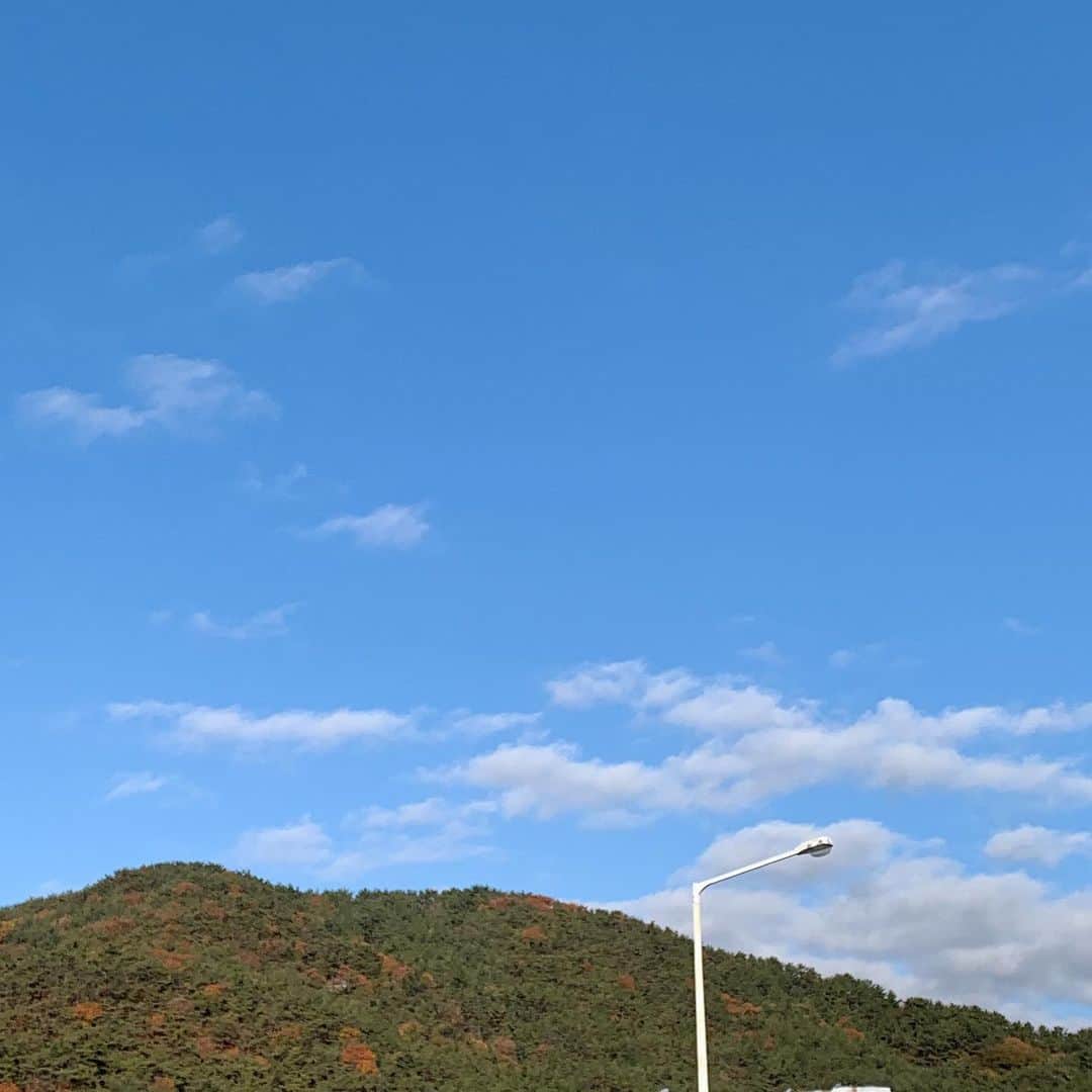 イム・ジヒョンさんのインスタグラム写真 - (イム・ジヒョンInstagram)「날씨도 너무 좋고......😃💙💙💙 블리님들 조심히 오세요🙋🏻‍♀️🙋🏻‍♀️🙋🏻‍♀️ 우리 곧 만나요😘❤️ _ #임블리 #imvely #블리마켓」11月23日 9時19分 - imvely_jihyun