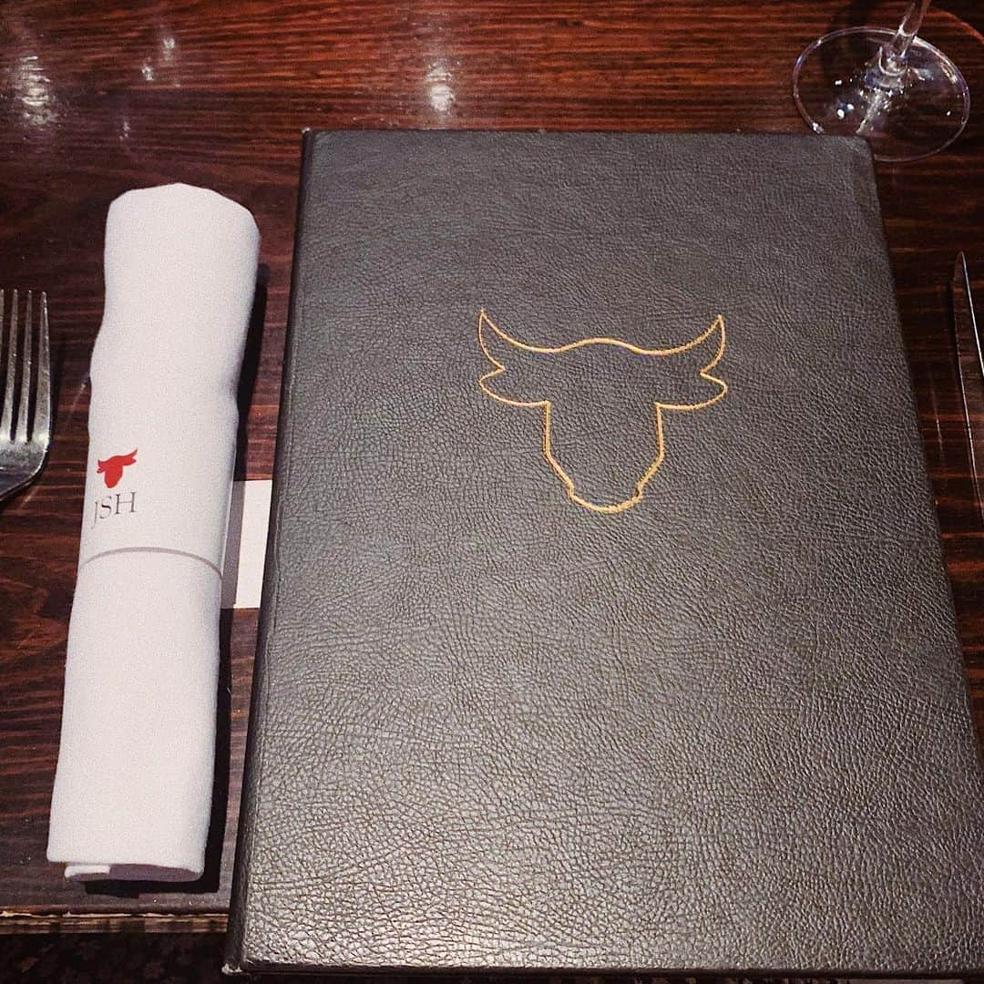 中村優さんのインスタグラム写真 - (中村優Instagram)「JERVOIS STEAK HOUSE 🐂✨クイーンズタウンで有名なステーキハウスで、この日はマラソン完走したランナーがたくさん🏅Tボーンステーキ美味しかった😆#run#running#優run#優trip#優グルメ」11月23日 9時21分 - nkmr_yu