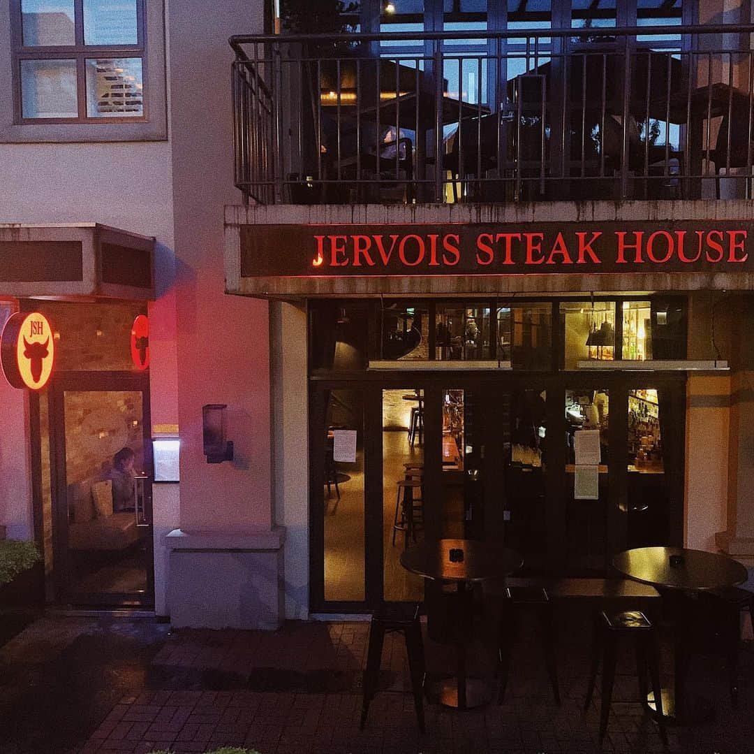 中村優さんのインスタグラム写真 - (中村優Instagram)「JERVOIS STEAK HOUSE 🐂✨クイーンズタウンで有名なステーキハウスで、この日はマラソン完走したランナーがたくさん🏅Tボーンステーキ美味しかった😆#run#running#優run#優trip#優グルメ」11月23日 9時21分 - nkmr_yu