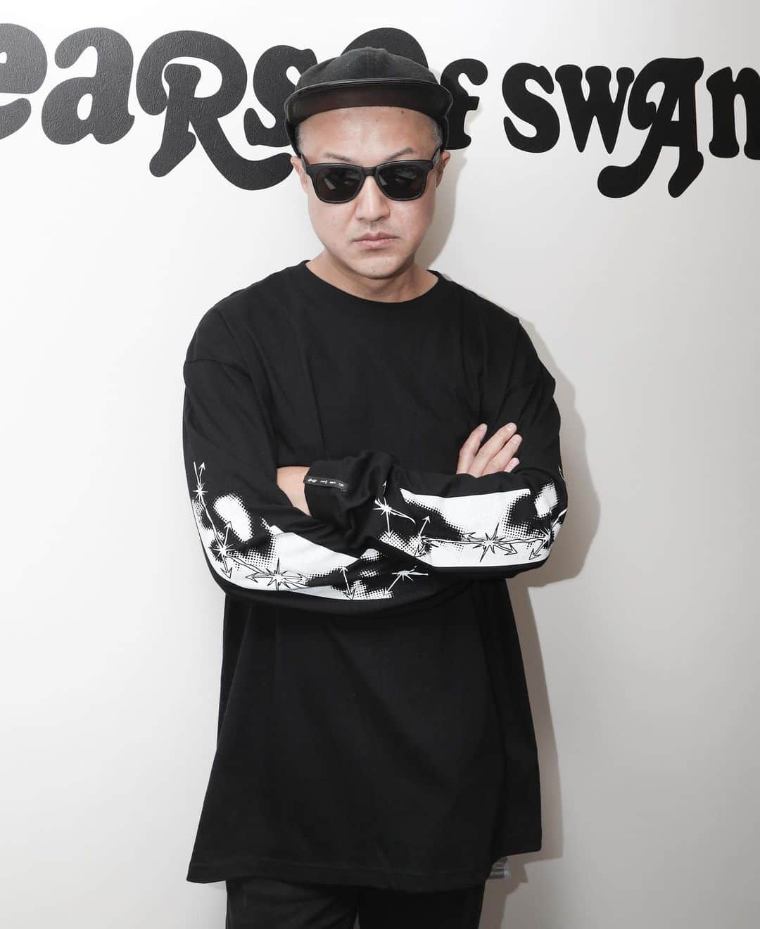 のインスタグラム：「TEARS OF SWAN×montage-LONG SLEEVE T SHIRTSになります!! official webshopでもオーダー開始ですので宜しくお願い致します(^^)👁⛓📝 http://tears-of-swan.shop-pro.jp/?pid=147034708 (モデル着用XL、12月中旬販売開始、売切次第終了、再販売はありません)  @tears_of_swan  #tearsofswan  @montage_tyo  #montage #longsleevetshirt」