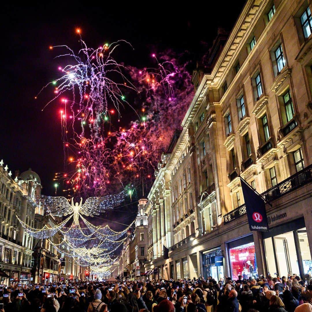 lululemonさんのインスタグラム写真 - (lululemonInstagram)「Every year our @lululemonuk Regent St. store gets to witness this magic. This season we’re looking all over to find where the magic happens. ✨ #thesweatlife」11月23日 9時48分 - lululemon