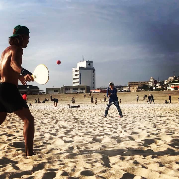 のインスタグラム：「#黒光り して #フレスコボール している私です。🏓 先週末の #大蔵海岸 ✋  今週末の天気が悪すぎて、最後の日本での練習どしようかというところ😭  いよいよ明日ブラジルへ出発！✈️ #兵庫県 #Frescoball #Frescobol #スポーツ #アスリート #athlete #マイナースポーツ #ビーチ #beach #sports #ビーチスポーツ#トレーニング #運動  #ラケット #テニス #卓球 #japan #日本 #ブラジル #tennis #羽子板 #tabletennis #筋肉」